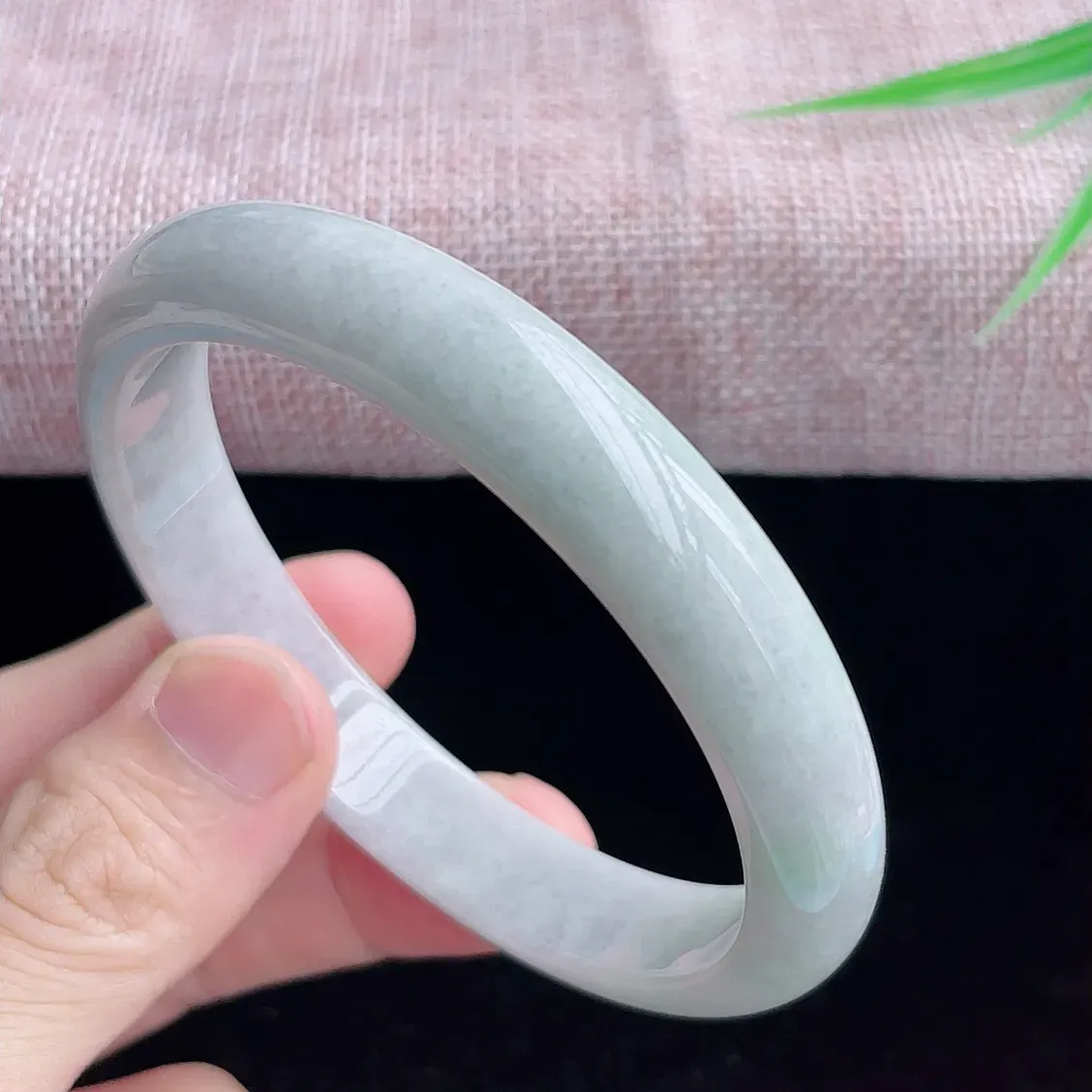 大圈口  65圈口翡翠手镯   缅甸A货翡翠  老坑冰润正圈翡翠手镯  水头足  水润细腻  色泽清