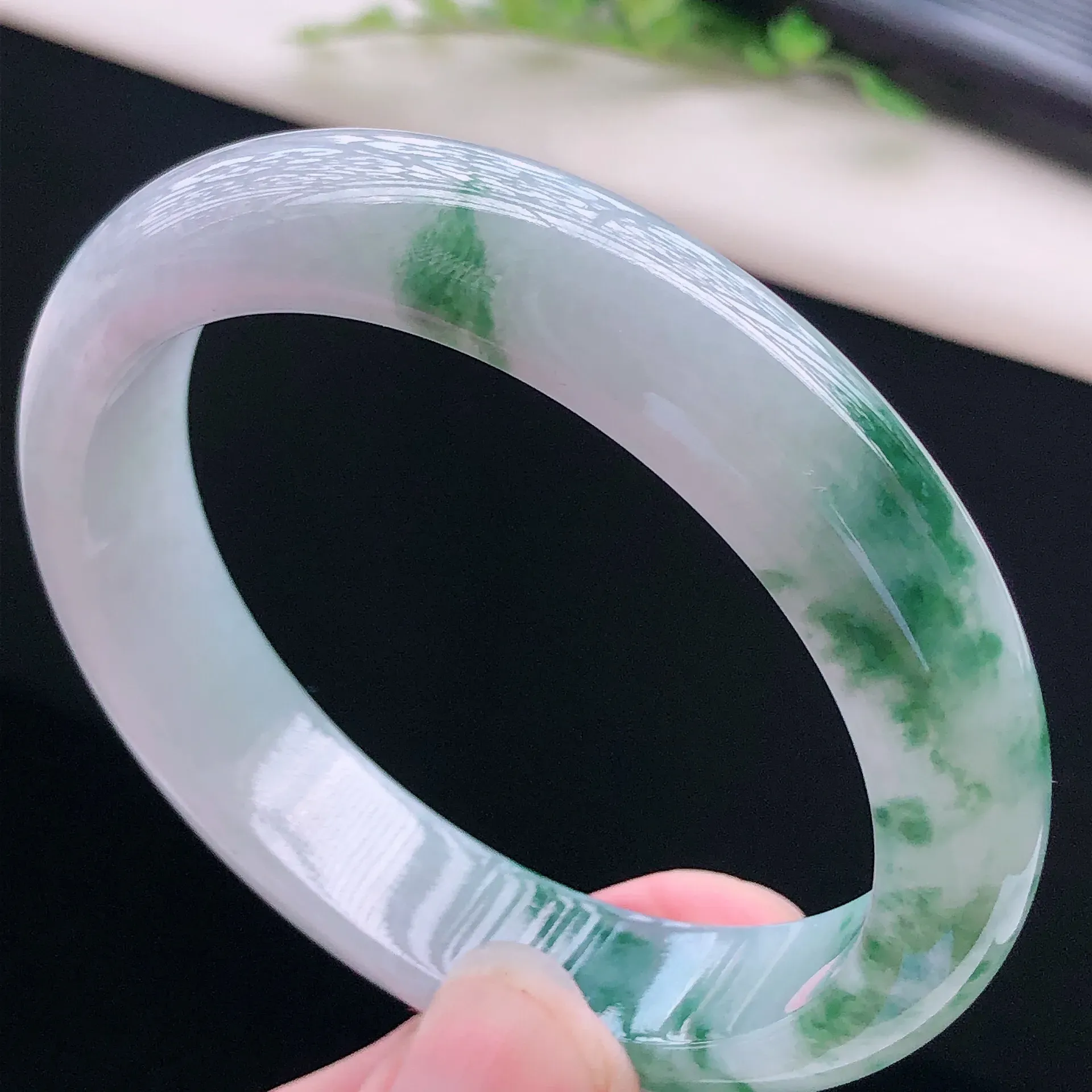 飘花翡翠正圈手镯，圈口：57.5*13.1*7.8mm 玉质细腻水润，色泽清秀亮丽，上手高贵典雅