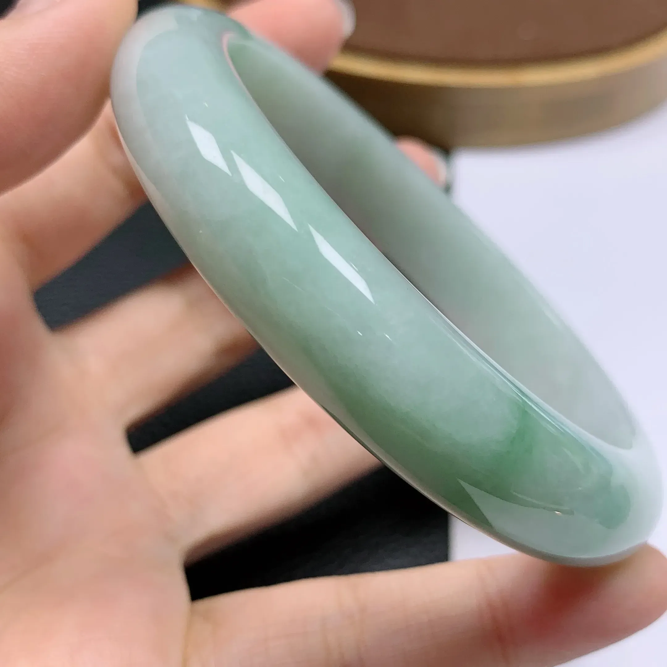 缅甸A货翡翠，水润淡绿正装手镯61.7mm圈口，玉质细腻，条形大方，水头饱满，水润精致，佩戴效果好