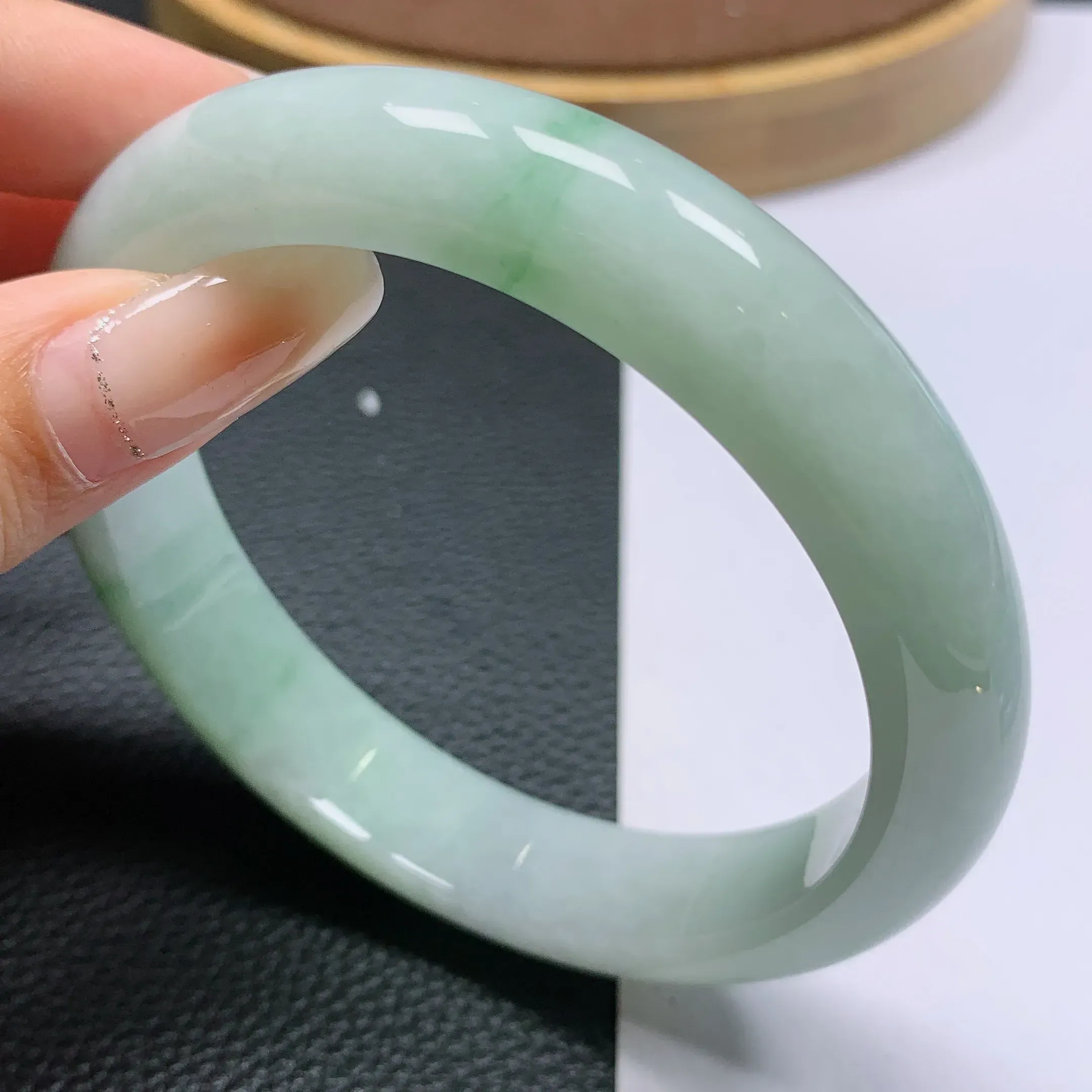缅甸A货翡翠，水润淡绿正装手镯61.7mm圈口，玉质细腻，条形大方，水头饱满，水润精致，佩戴效果好