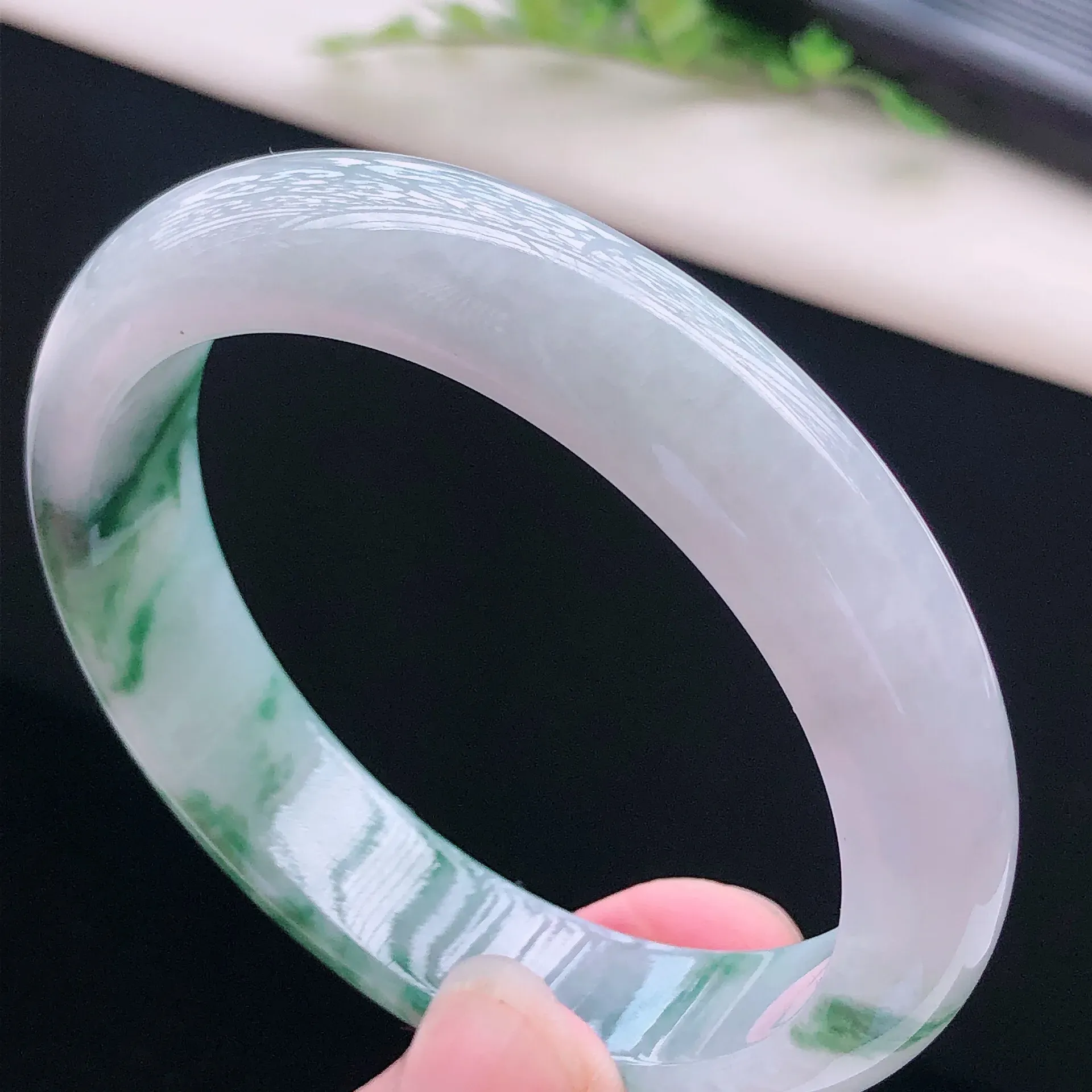 飘花翡翠正圈手镯，圈口：57.5*13.1*7.8mm 玉质细腻水润，色泽清秀亮丽，上手高贵典雅