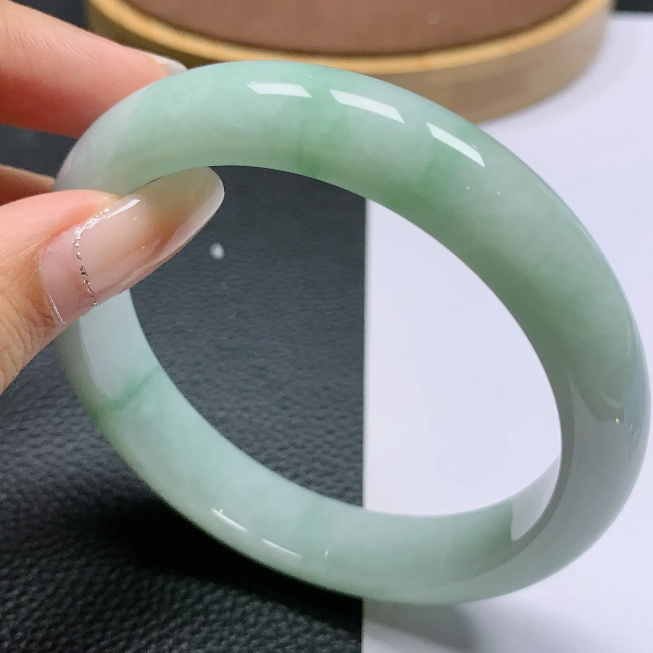 缅甸A货翡翠，水润淡绿正装手镯61.7mm圈口，玉质细腻，条形大方，水头饱满，水润精致，佩戴效果好