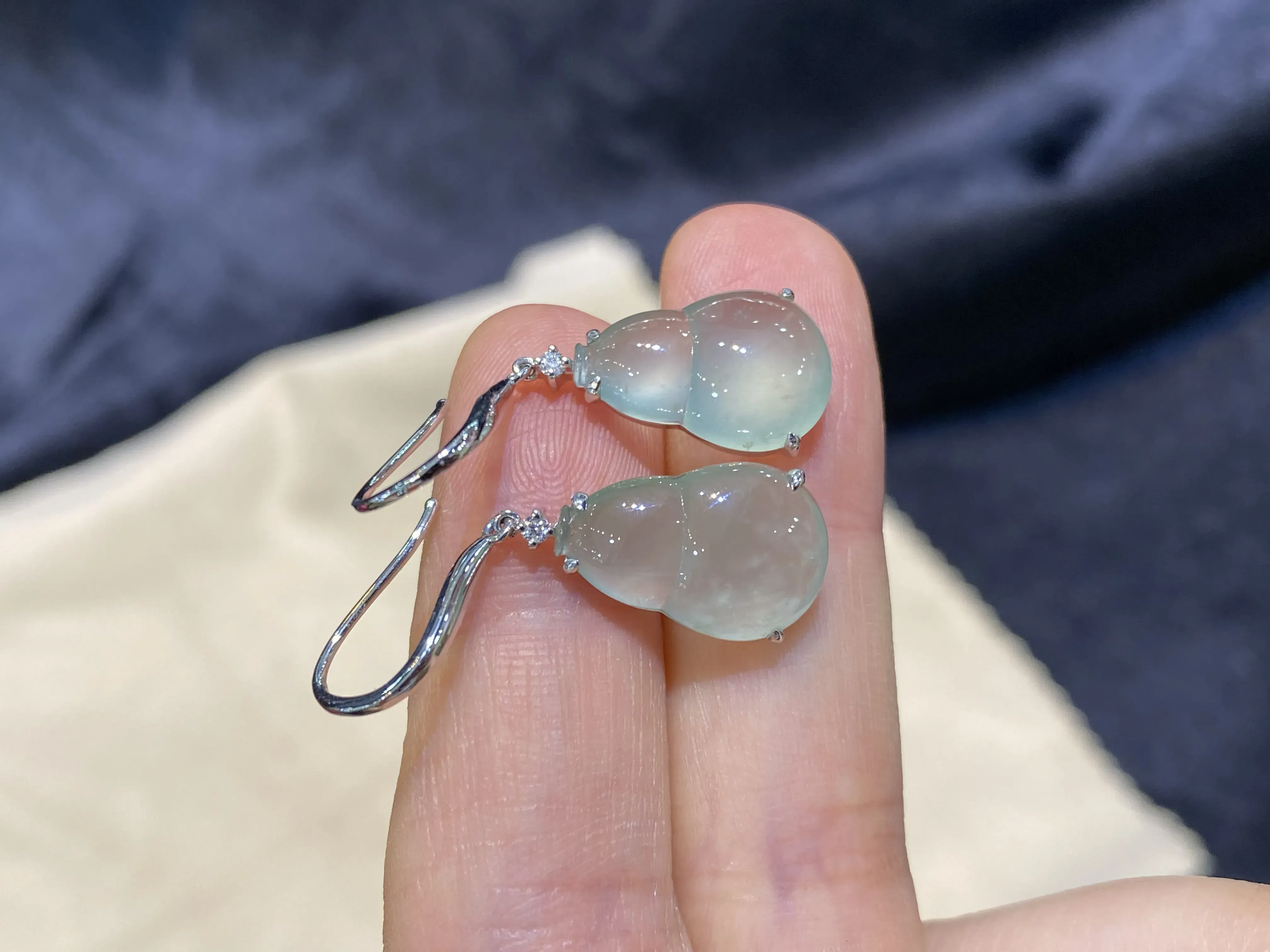 优选推荐冰种荧光（福禄）葫芦耳钉耳坠，18k金镶嵌，冰清水润，品相佳，干净清爽，精致新颖，佩戴时尚出众，整体尺寸：18.2-10.4-4.5毫米