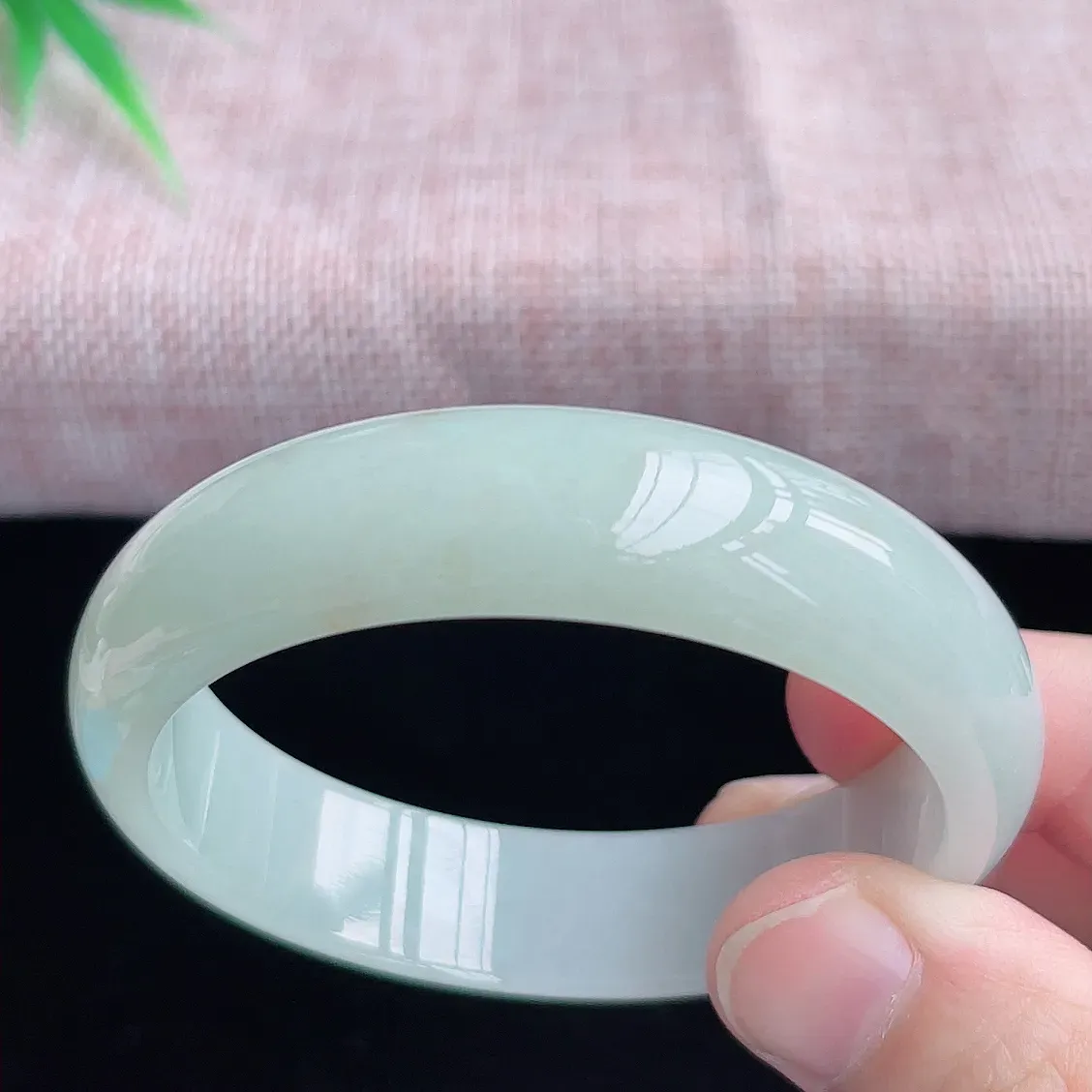 55圈口翡翠手镯  老坑冰润正圈翡翠手镯  缅甸A货翡翠  冰清玉洁   胶感十足  纯净起胶  品相佳  气质脱俗  优雅大方   E88.3（请在自然光欣赏）尺寸55-14.5-7mm