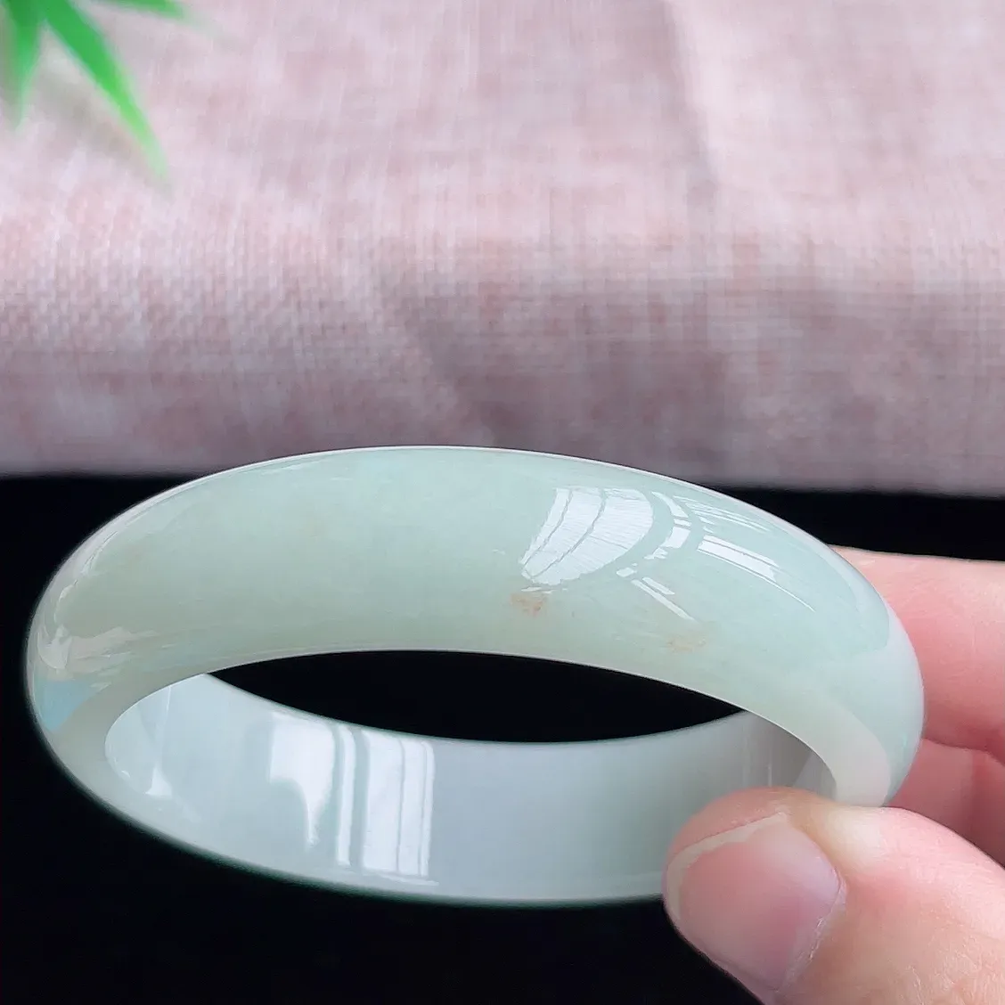55圈口翡翠手镯  老坑冰润正圈翡翠手镯  缅甸A货翡翠  冰清玉洁   胶感十足  纯净起胶  品相佳  气质脱俗  优雅大方   E88.3（请在自然光欣赏）尺寸55-14.5-7mm