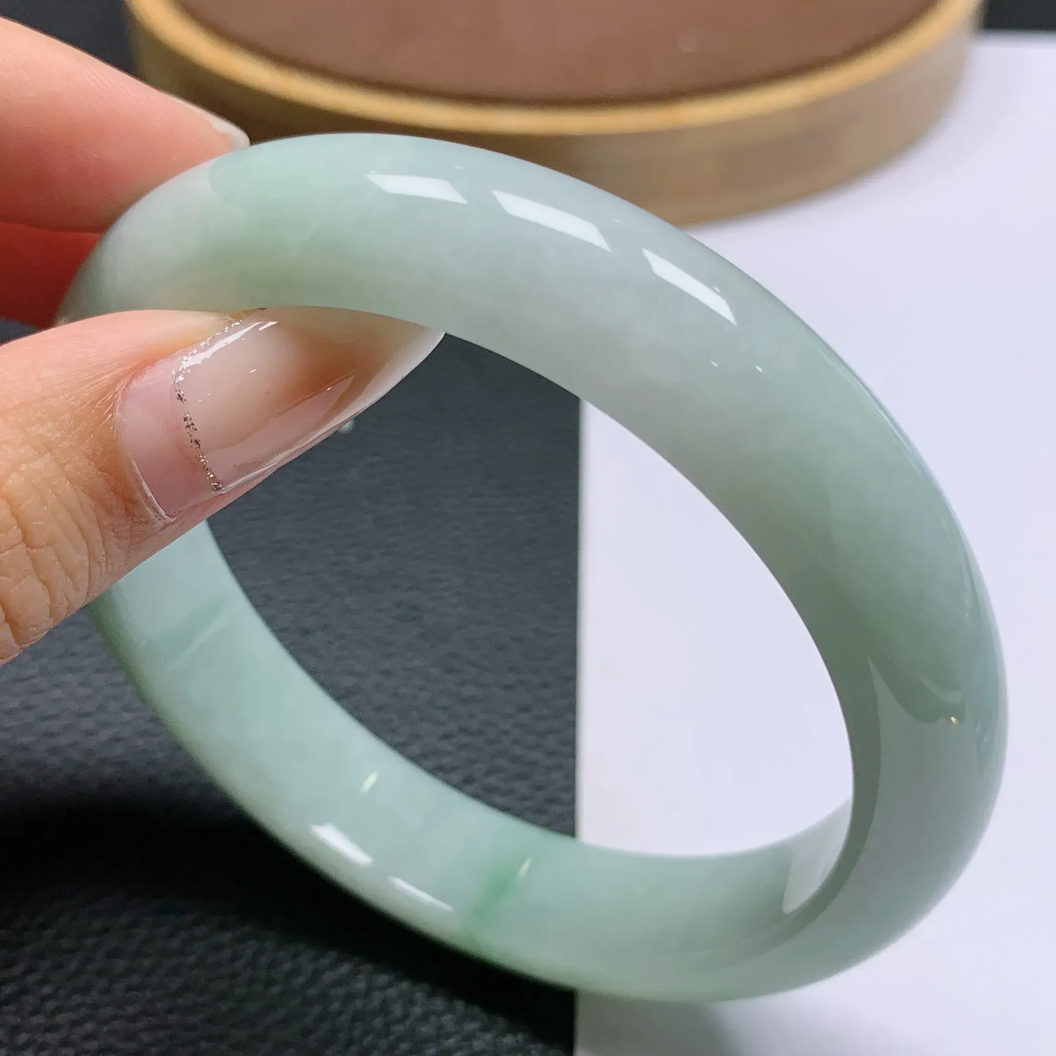 缅甸A货翡翠，水润淡绿正装手镯61.7mm圈口，玉质细腻，条形大方，水头饱满，水润精致，佩戴效果好