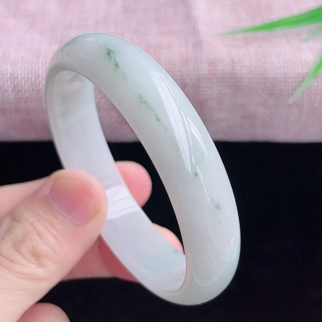 58圈口翡翠手镯  老坑冰润飘花正圈翡翠手镯  缅甸A货翡翠  冰清玉洁   飘花灵动飘逸  胶感十足  纯净起胶  品相佳  气质脱俗  优雅大方   E73.3（请在自然光欣赏）尺寸58-14-6.8mm