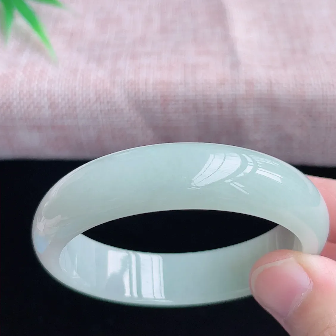 55圈口翡翠手镯  老坑冰润正圈翡翠手镯  缅甸A货翡翠  冰清玉洁   胶感十足  纯净起胶  品相佳  气质脱俗  优雅大方   E88.3（请在自然光欣赏）尺寸55-14.5-7mm