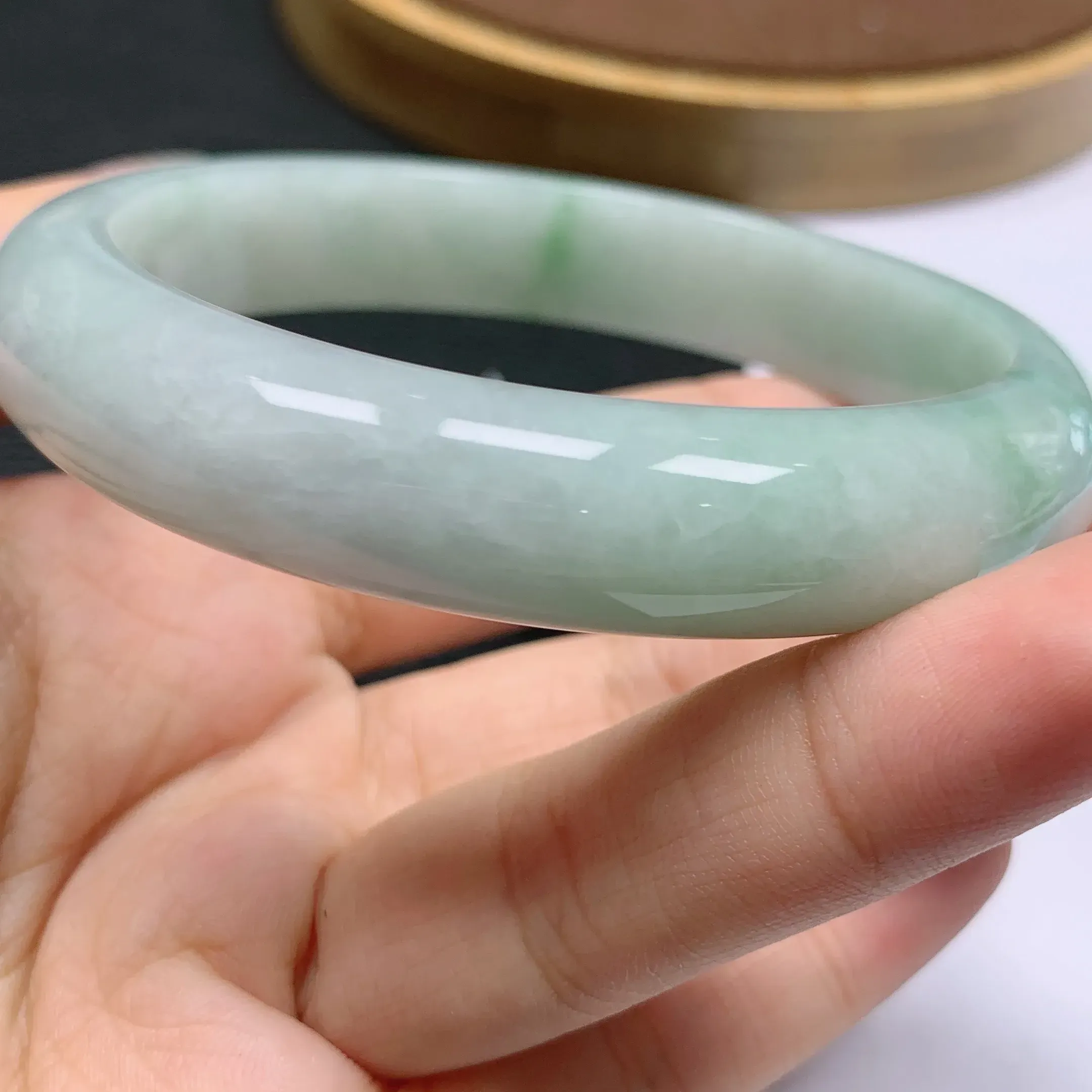 缅甸A货翡翠，水润淡绿正装手镯61.7mm圈口，玉质细腻，条形大方，水头饱满，水润精致，佩戴效果好