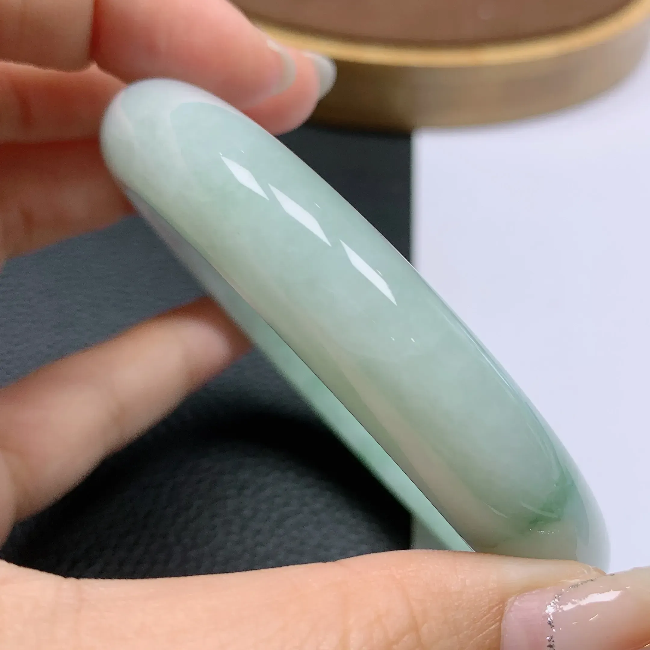 缅甸A货翡翠，水润淡绿正装手镯61.7mm圈口，玉质细腻，条形大方，水头饱满，水润精致，佩戴效果好
