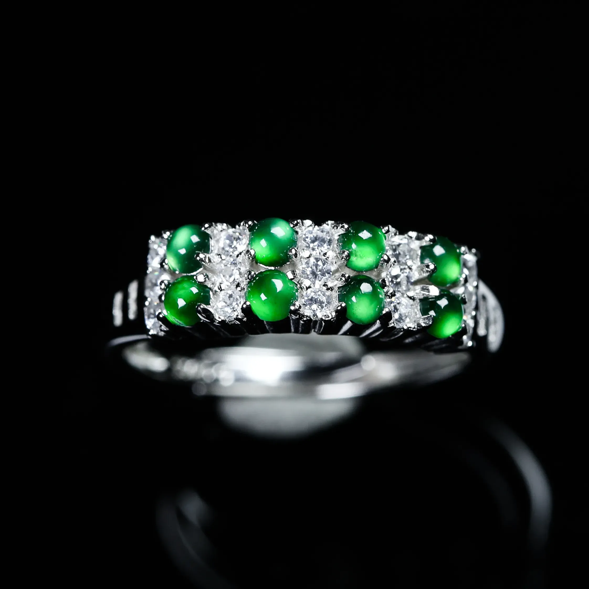 阳绿蛋面925银镶嵌戒指，款式新颖时尚，裸石阳绿，莹润饱满，上手效果漂亮，内径17.6mm裸石尺寸：2*2mm