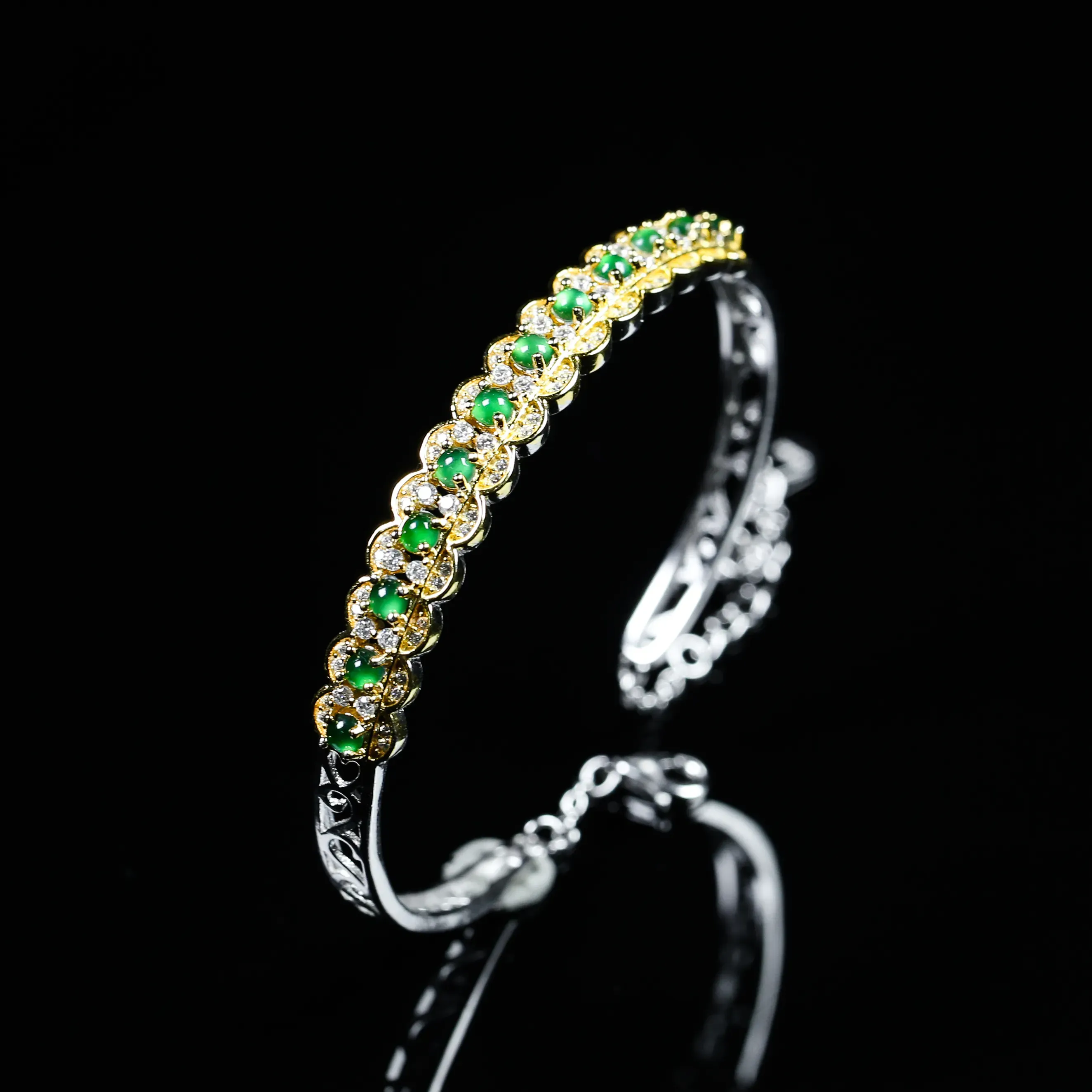 阳绿蛋面925银镶嵌手环，款式新颖时尚，裸石阳绿，莹润饱满，上手效果漂亮，裸石尺寸：2.6*2mm