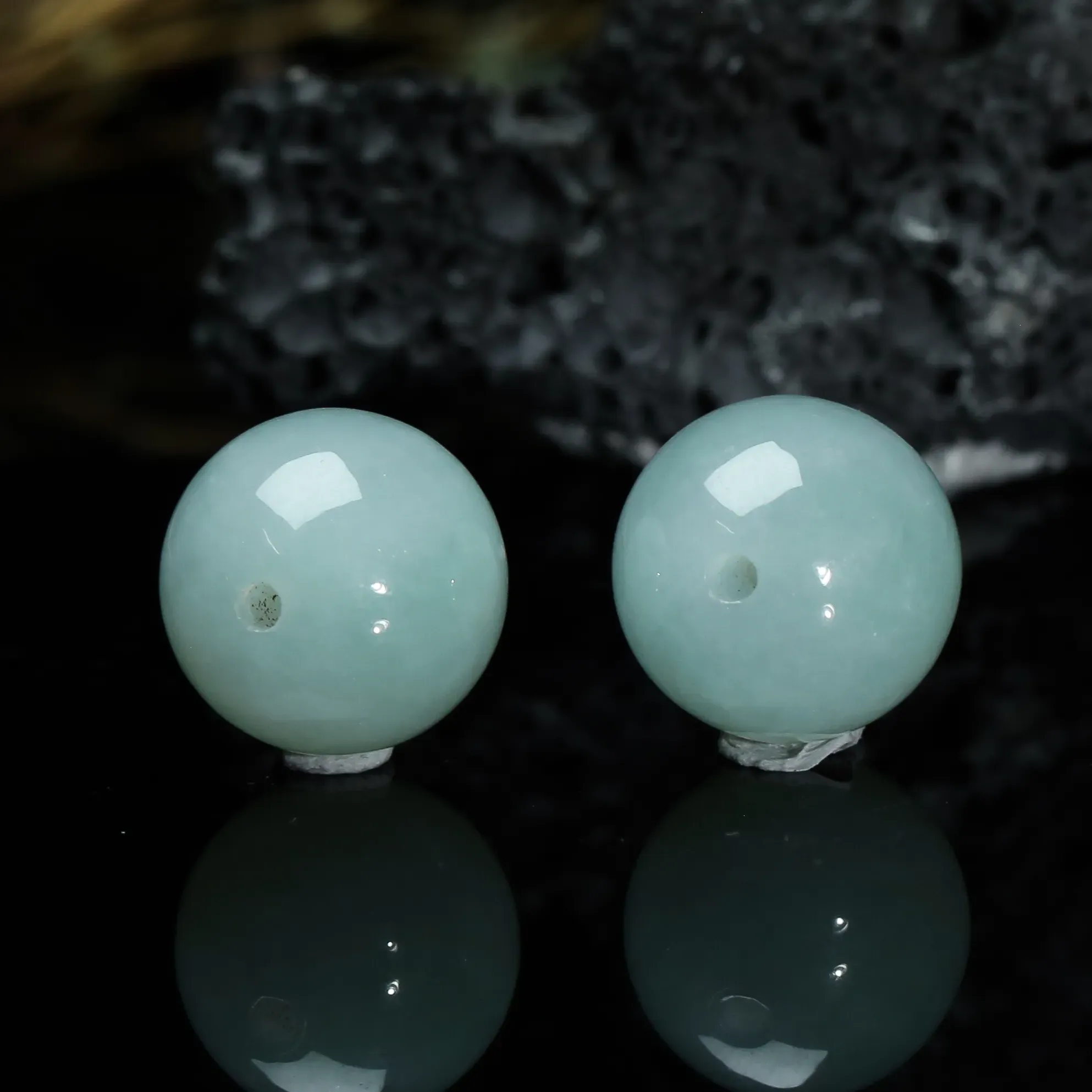 浅绿圆珠翡翠裸石，色泽淡雅，质地细腻，佩戴上身高贵优雅。其一尺寸14mm