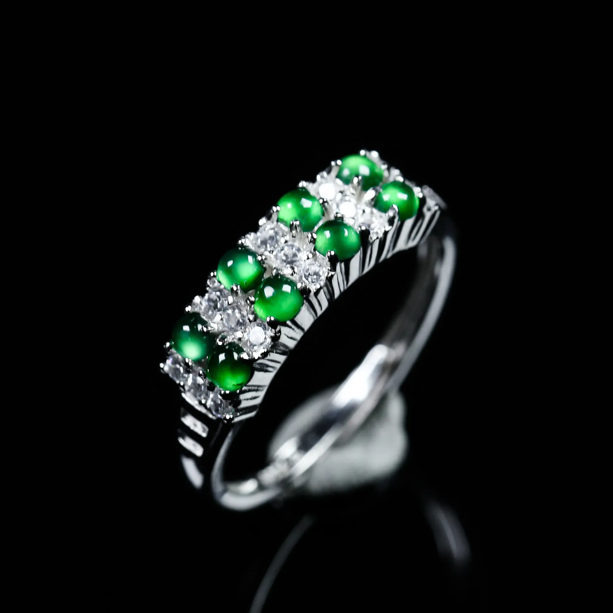 阳绿蛋面925银镶嵌戒指，款式新颖时尚，裸石阳绿，莹润饱满，上手效果漂亮，内径17.6mm裸石尺寸：2*2mm