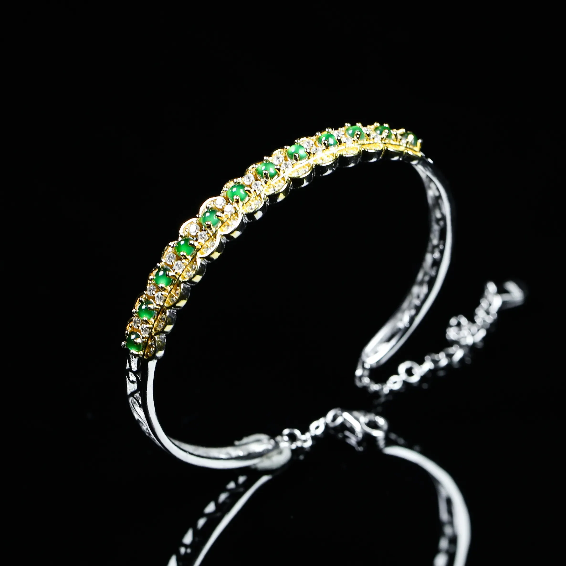 阳绿蛋面925银镶嵌手环，款式新颖时尚，裸石阳绿，莹润饱满，上手效果漂亮，裸石尺寸：2.6*2mm