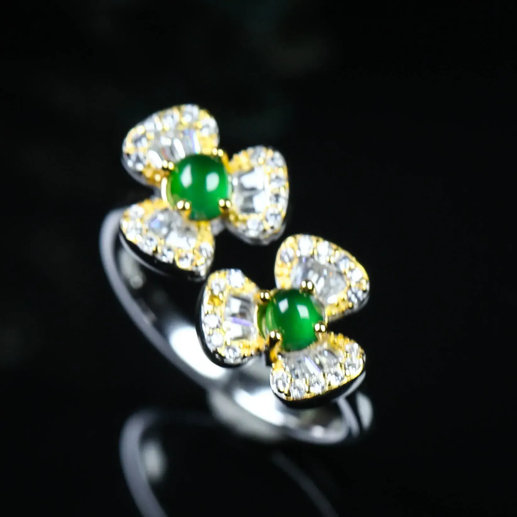 阳绿阳绿935银镶嵌戒指，款式新颖时尚，裸石阳绿，莹润饱满，上手效果漂亮，尺寸：取一裸石3.8*2m