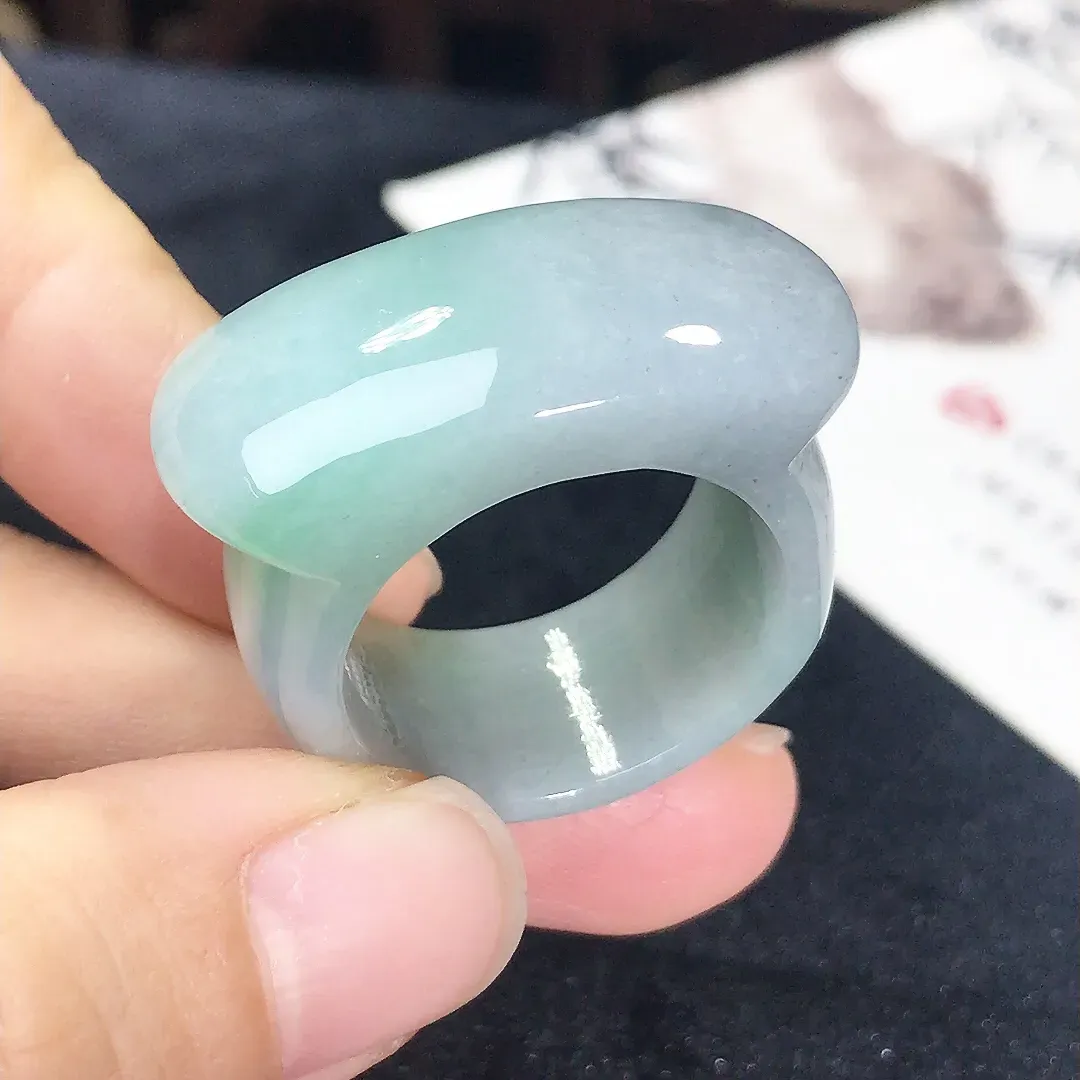 飘色翡翠扳指，清秀高雅，霸气大方，佩戴上手时尚高贵，尺寸20.1*13.3*8mm，指圈内径20.