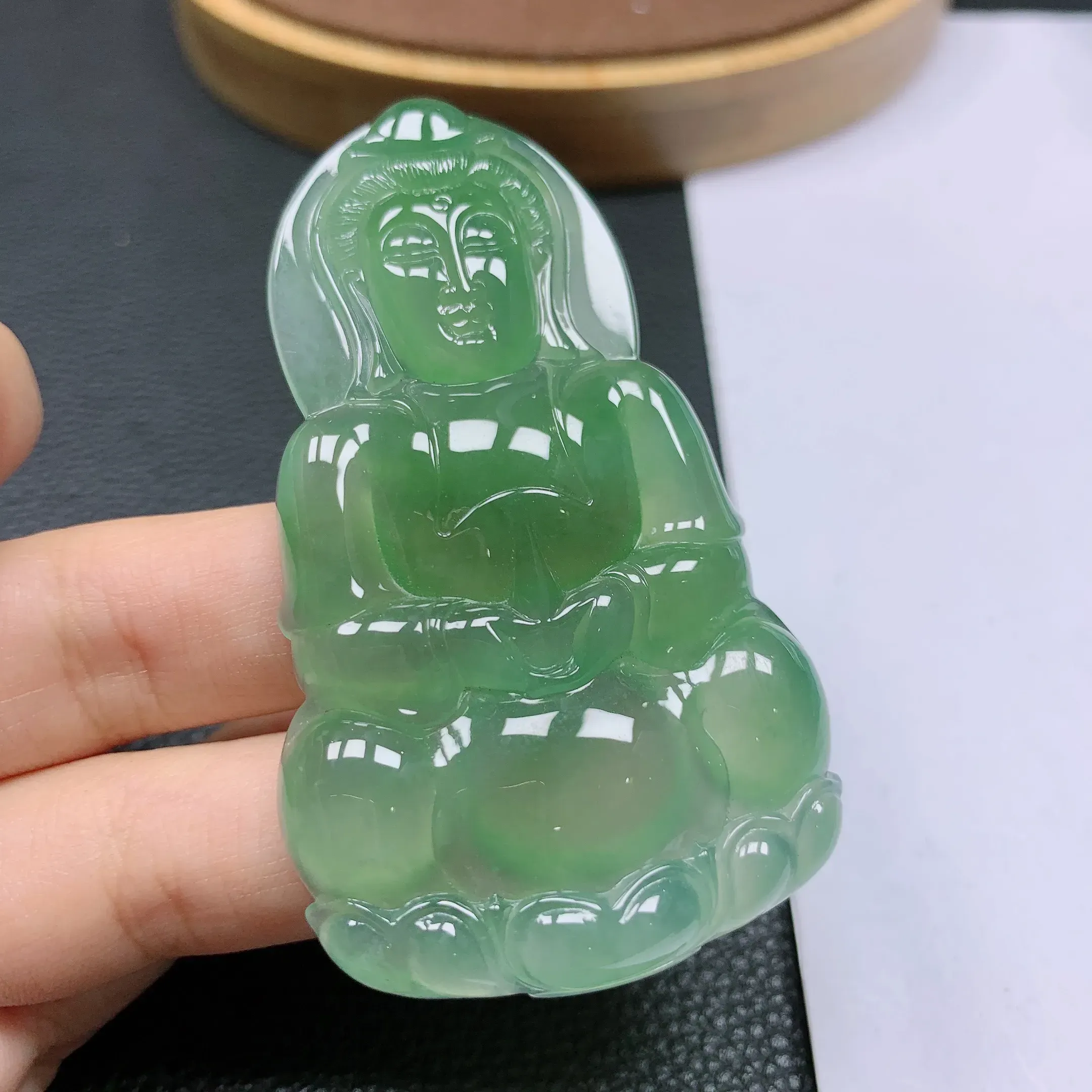 天然A货翡翠，冰润满绿观音菩萨挂件，玉质细腻，水头饱满，水润精致，佩戴效果好