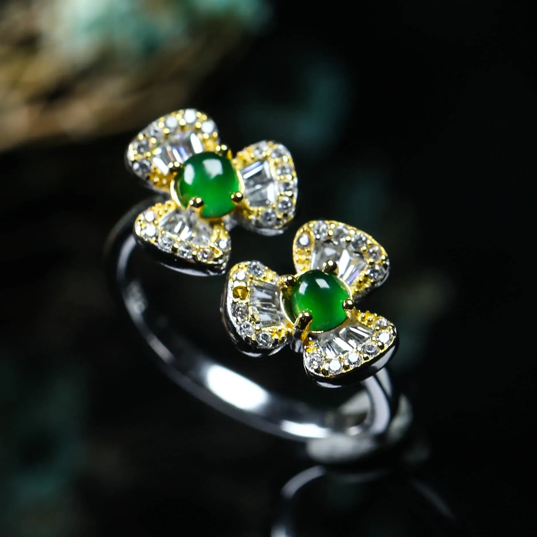 阳绿阳绿935银镶嵌戒指，款式新颖时尚，裸石阳绿，莹润饱满，上手效果漂亮，尺寸：取一裸石3.8*2mm