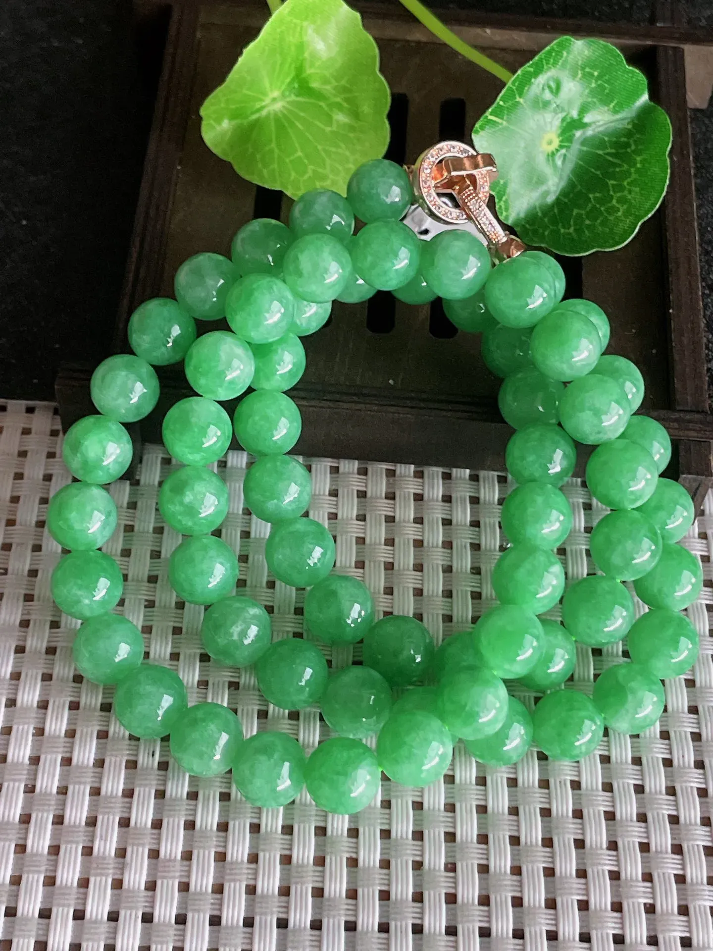 天然翡翠老坑全胶感满阳绿圆珠项链 62颗，尺寸:9.5mm，种水足 雕工精细，重量:95.79g