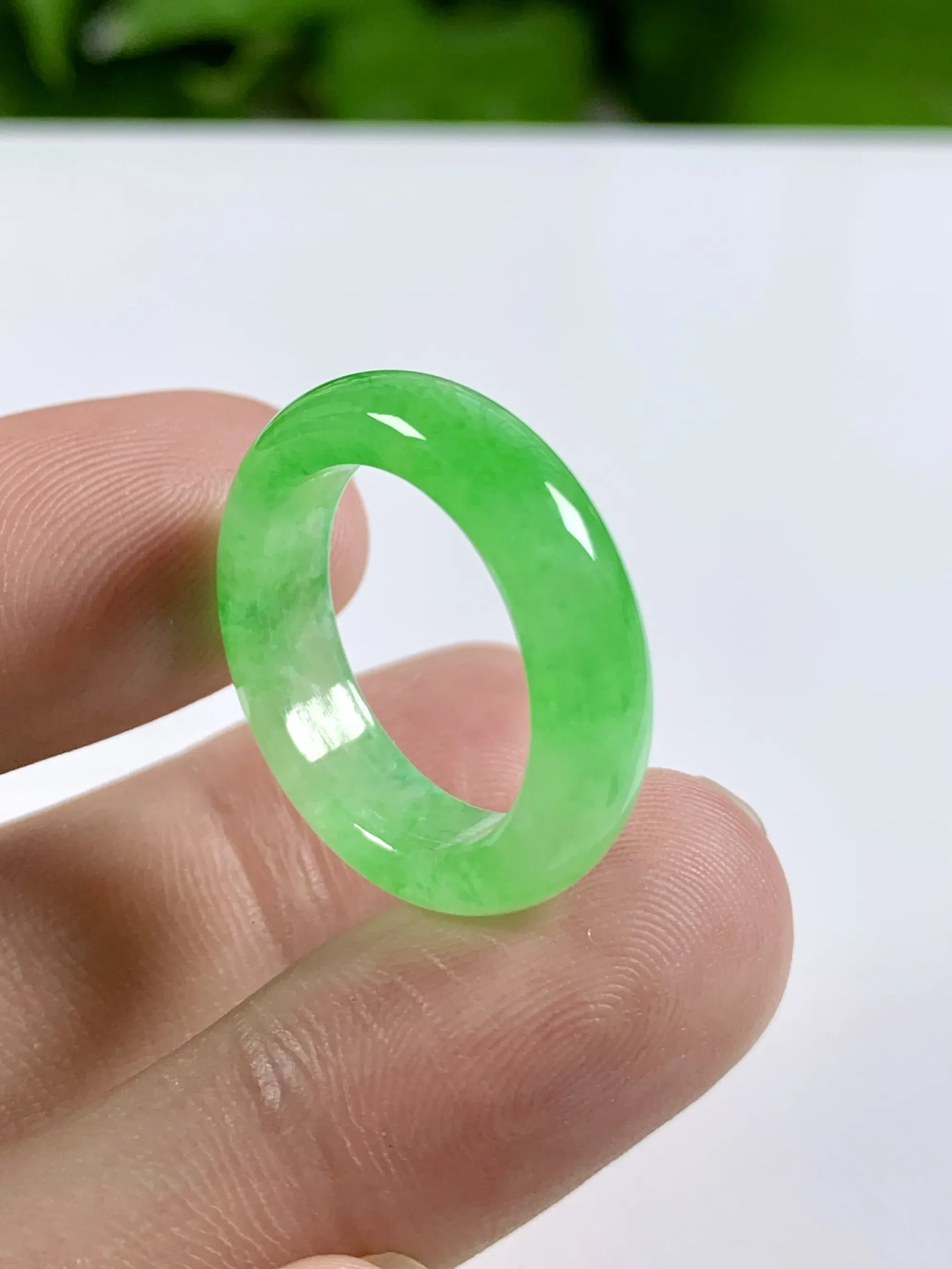 缅甸天然翡翠A货，冰种起胶满绿阳绿指环戒指，尺寸：圈口内径18mm，宽厚5.7/3.9mm，