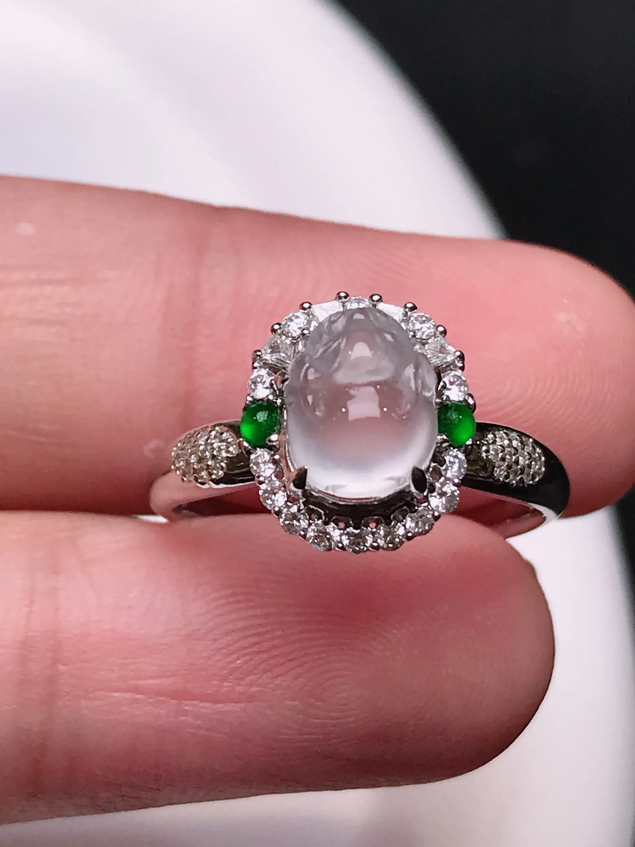 严选推荐戒指，老坑冰种貔貅戒指，18k金伴钻镶嵌而成，设计新颖独特，品相佳，佩戴效果出众，尽显