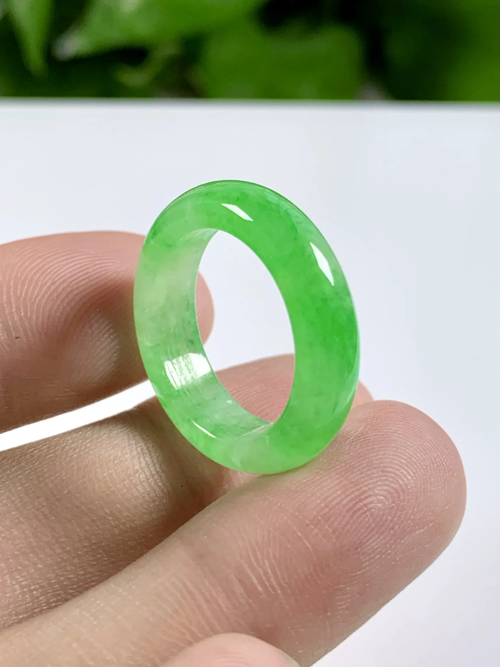 缅甸天然翡翠A货，冰种起胶满绿阳绿指环戒指，尺寸：圈口内径18mm，宽厚5.7/3.9mm，