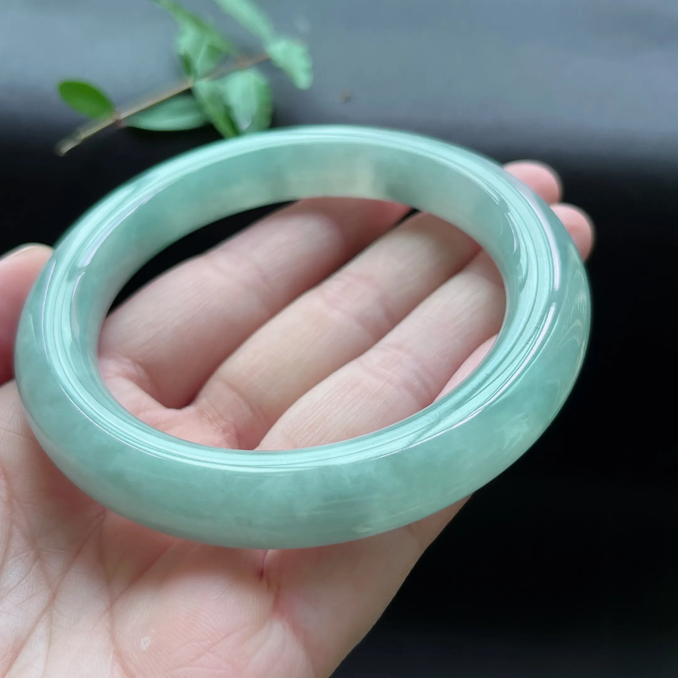 缅甸天然a货翡翠冰糯种飘绿圆条手镯，圈口：60.8mm