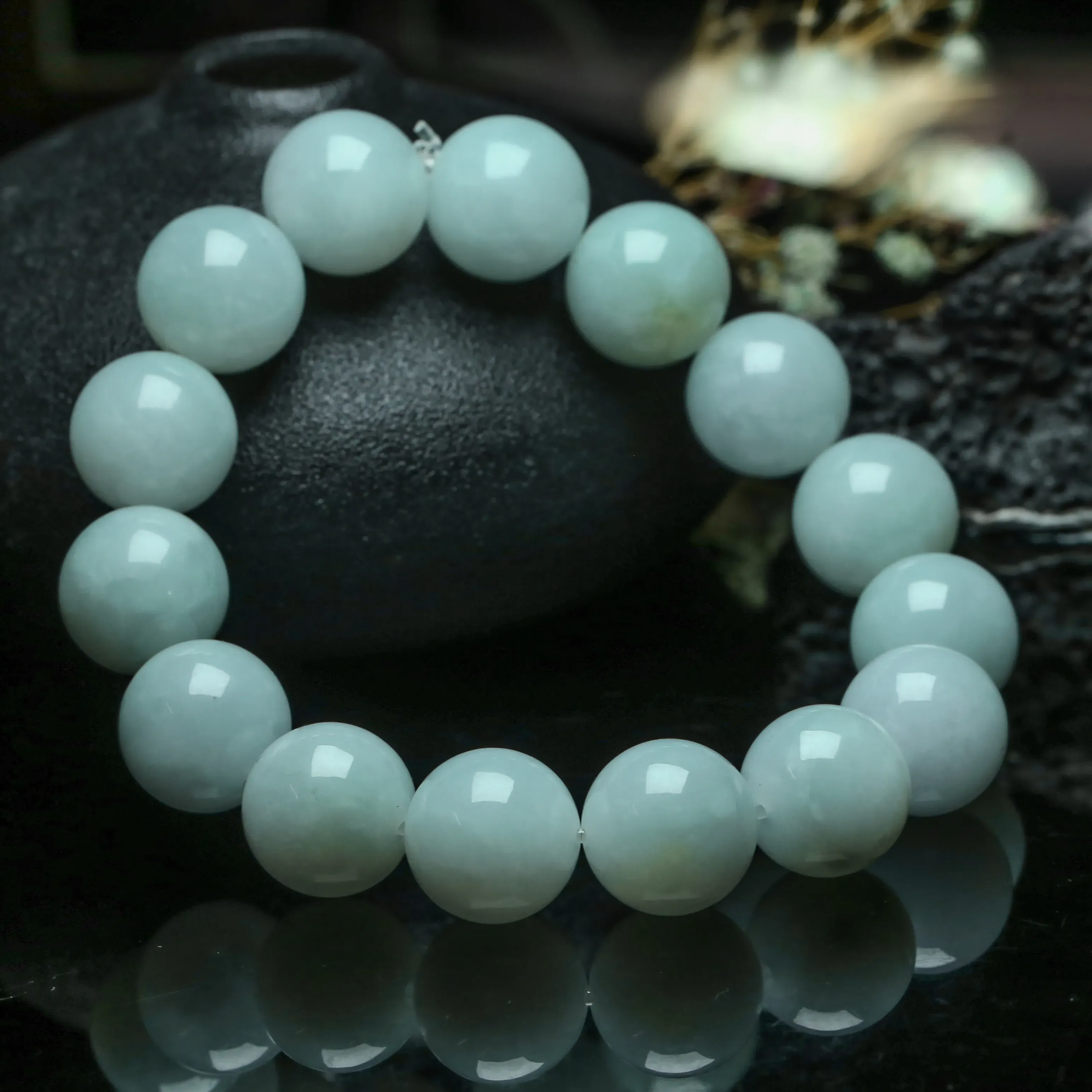 翡翠圆珠手串，共15颗珠子，取其中一颗珠尺寸大约13.88mm，亮丽秀气，圆润饱满，上手佩戴效果漂亮。