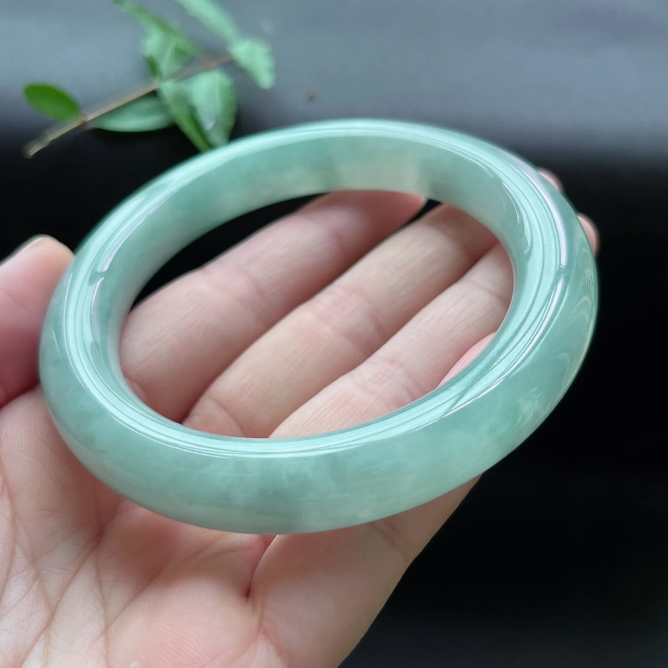 缅甸天然a货翡翠冰糯种飘绿圆条手镯，圈口：60.8mm