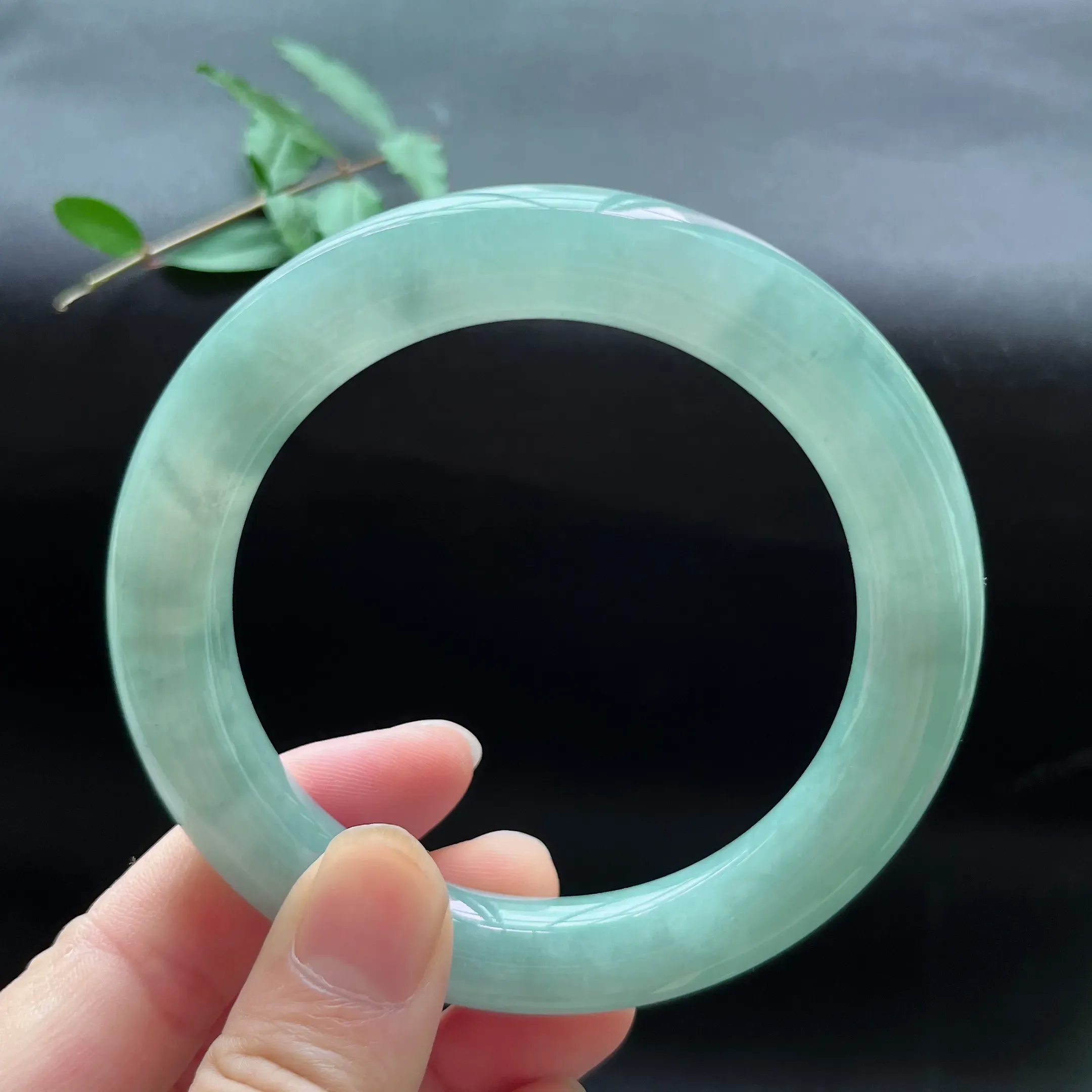 缅甸天然a货翡翠冰糯种飘绿圆条手镯，圈口：60.8mm