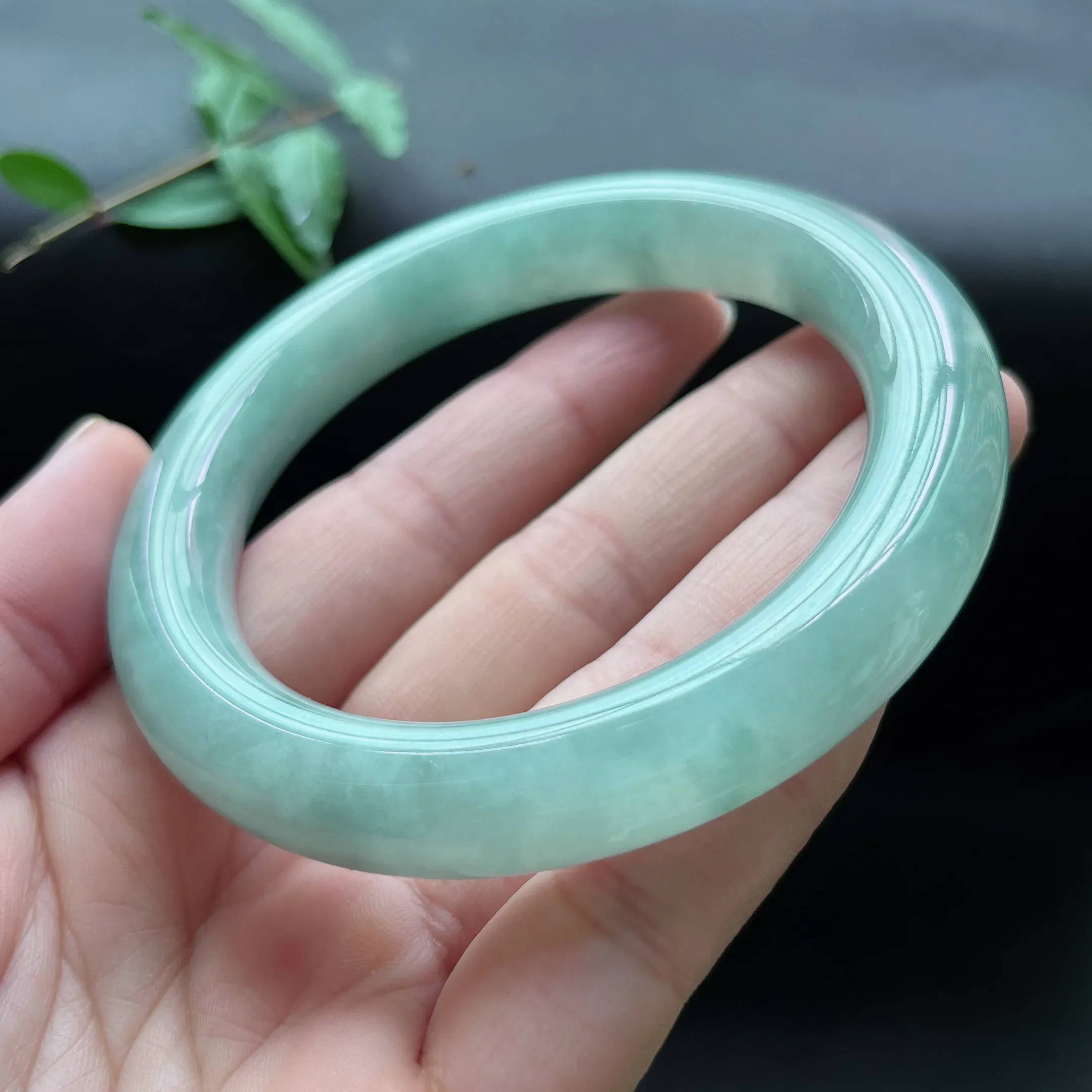 缅甸天然a货翡翠冰糯种飘绿圆条手镯，圈口：60.8mm