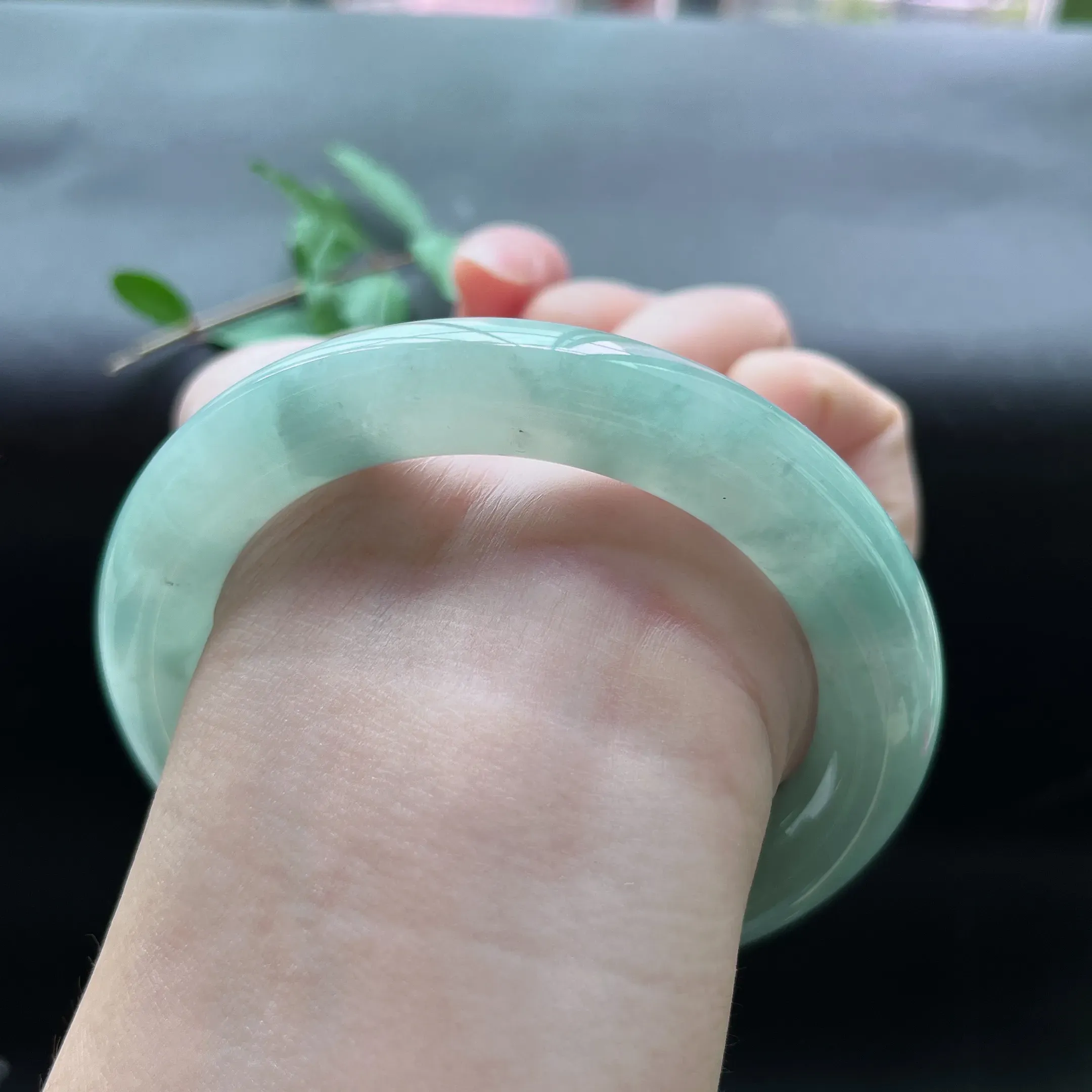 缅甸天然a货翡翠冰糯种飘绿圆条手镯，圈口：60.8mm