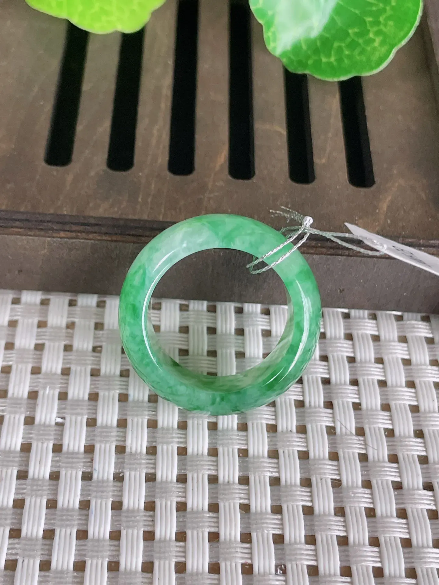 天然翡翠老坑全胶感满绿指环戒指，尺寸:20-11.5-4mm，种水足 雕工精细，重量:9.66g