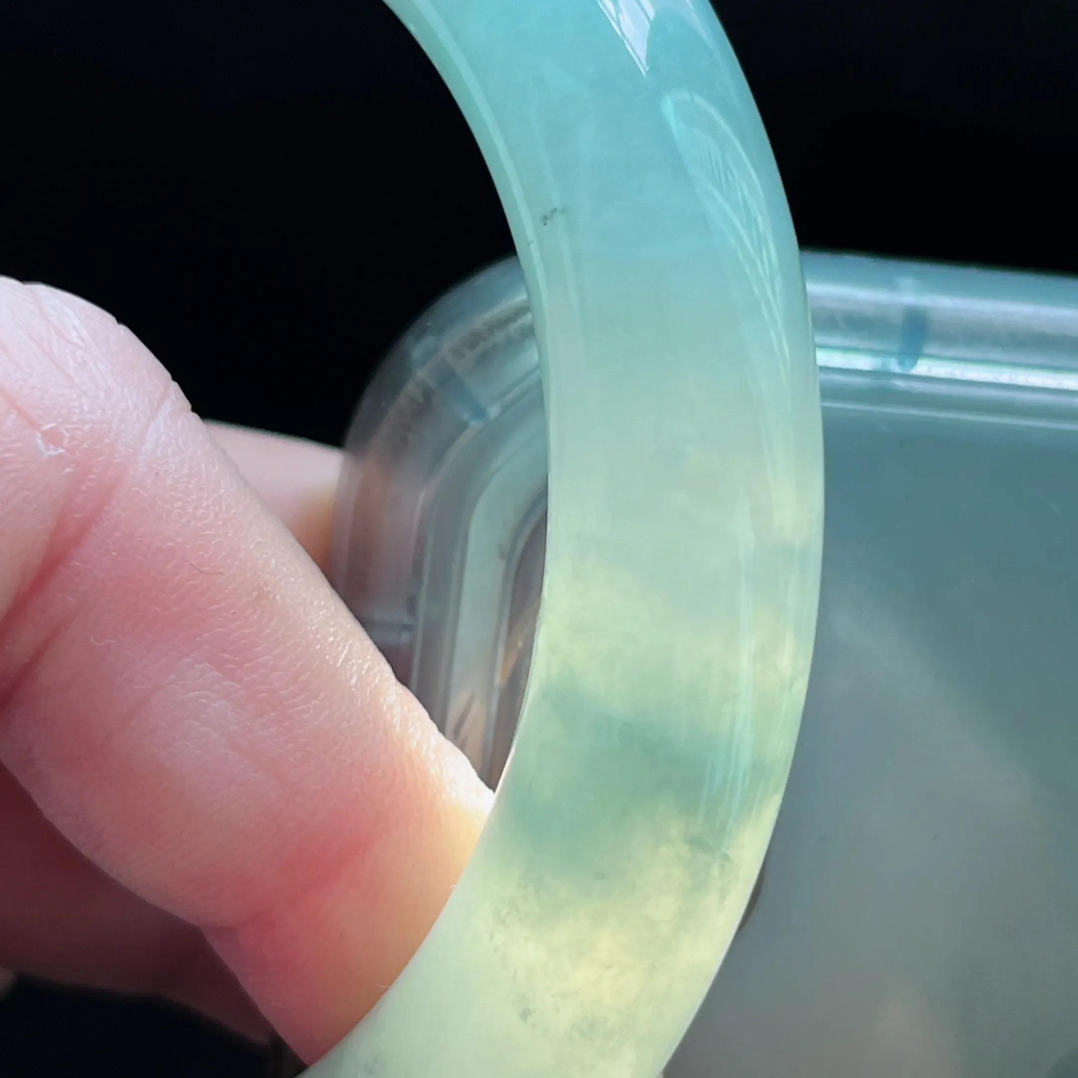 缅甸天然a货翡翠冰糯种飘绿圆条手镯，圈口：60.8mm