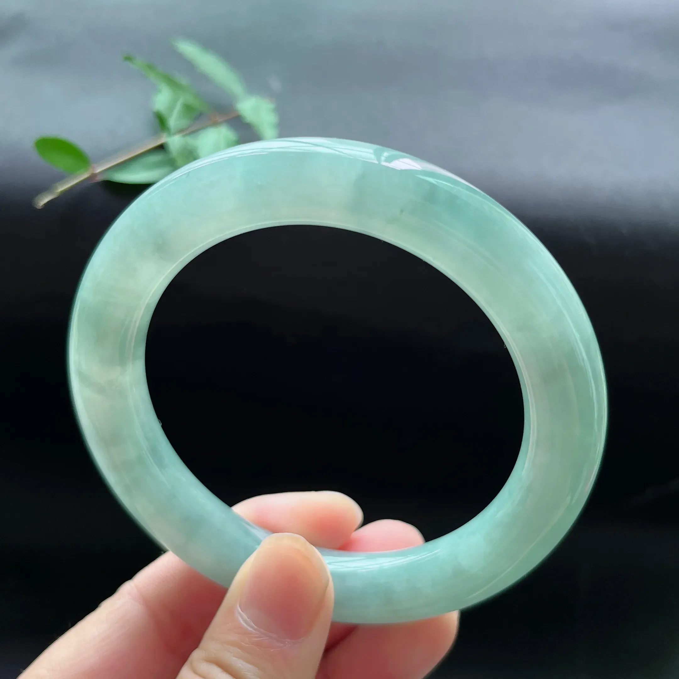 缅甸天然a货翡翠冰糯种飘绿圆条手镯，圈口：60.8mm