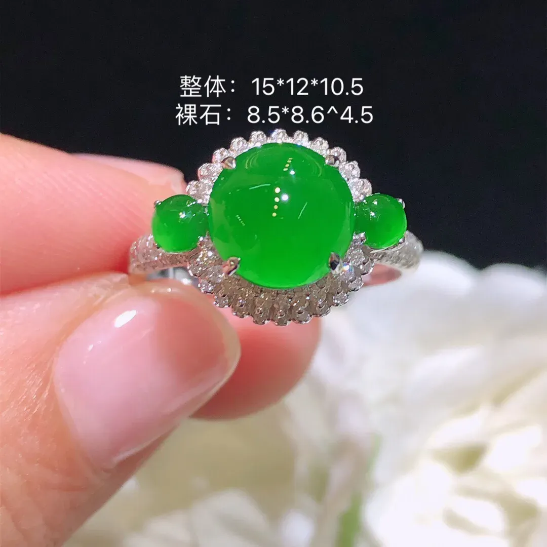 翡翠飘绿戒指 雕工精细 颜色鲜艳 饱满圆润