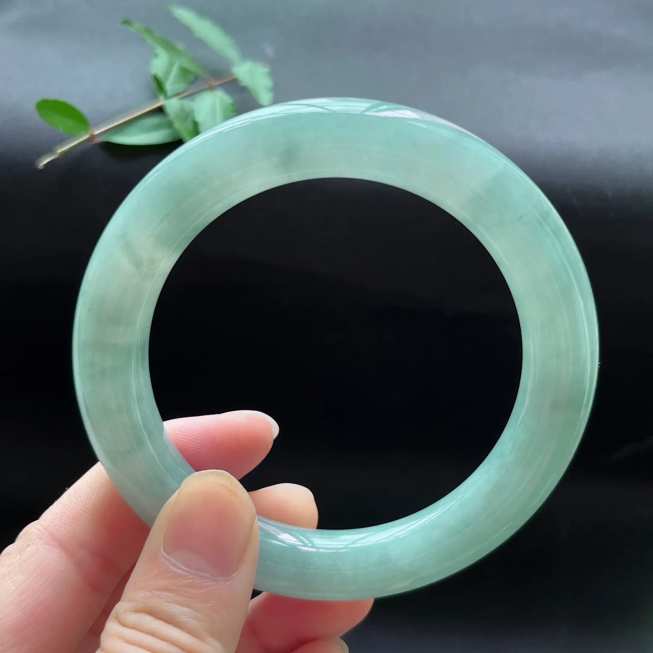 缅甸天然a货翡翠冰糯种飘绿圆条手镯，圈口：60.8mm