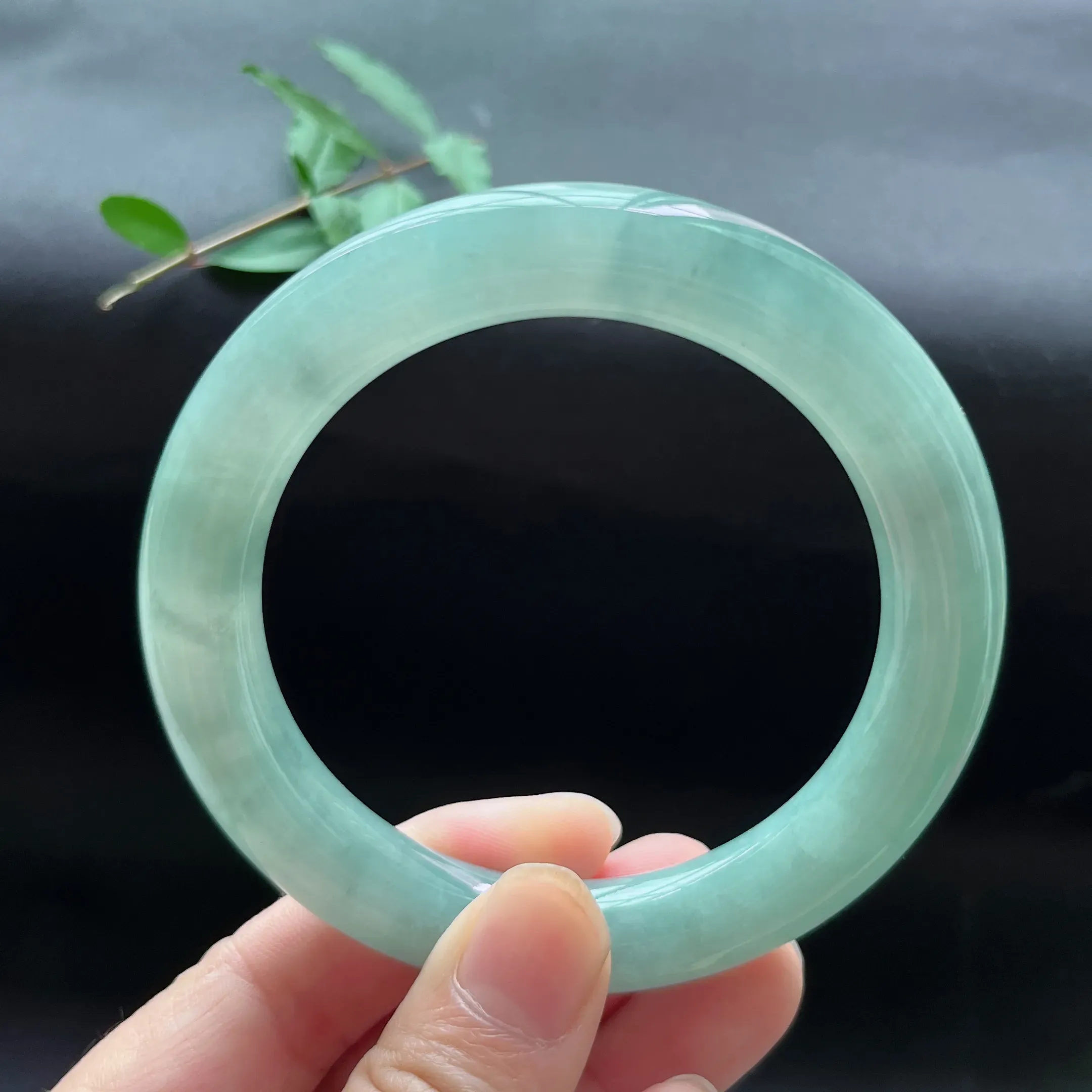 缅甸天然a货翡翠冰糯种飘绿圆条手镯，圈口：60.8mm