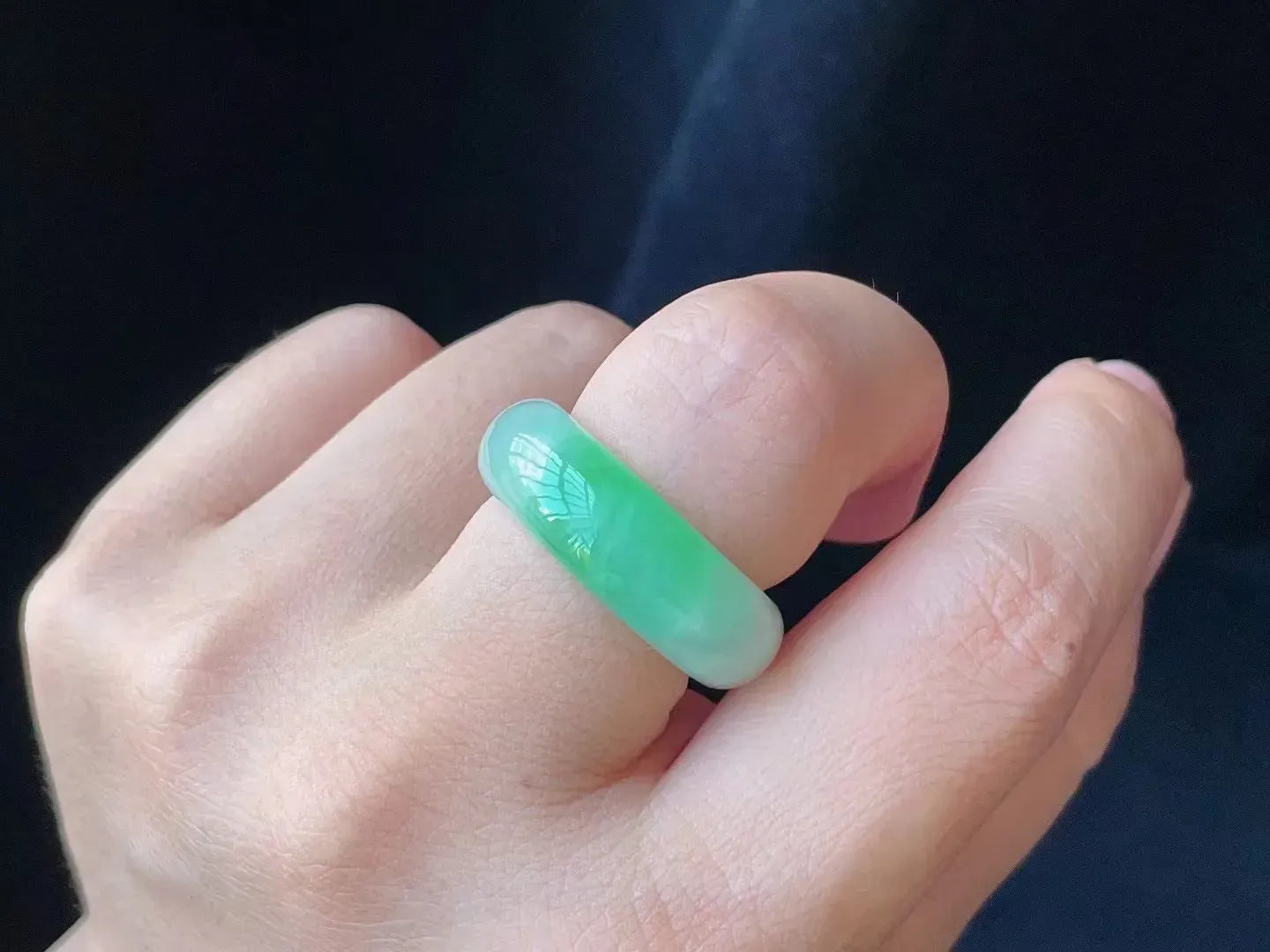 糯冰飘绿· 指环 飘花灵动 种好冰透 玉质水润  底色清爽 款式时尚  精致亮丽