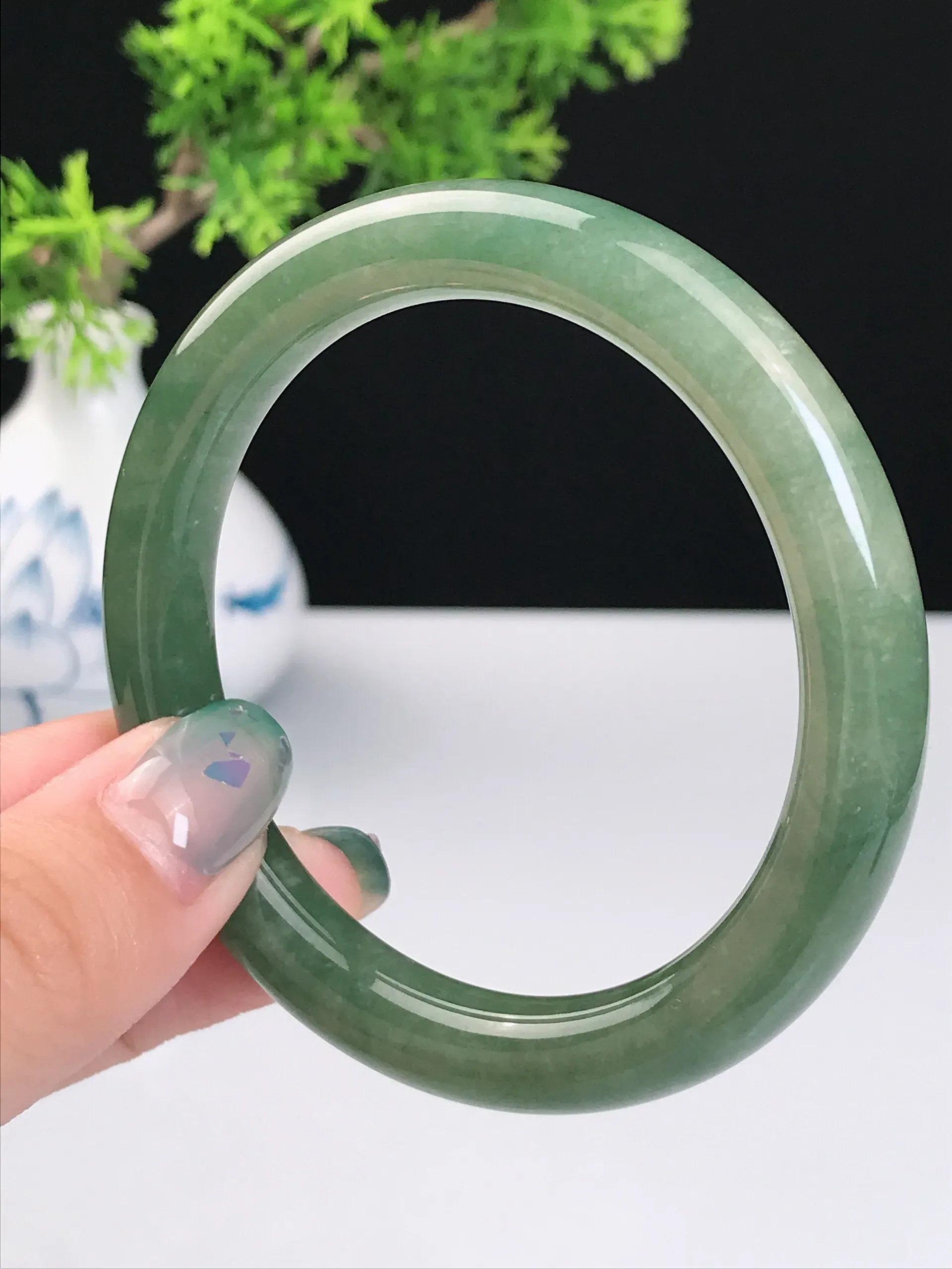 52-53圈口 天然A货翡翠 老坑种冰润满绿圆条手镯 尺寸：52.7*8.8mm 重量：39.86g 种好水足  玉质细腻 佩戴效果佳！