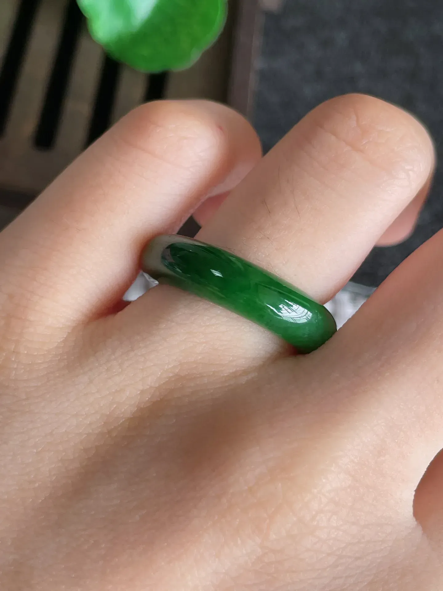 天然翡翠老坑全胶感满绿指环戒指，尺寸:18.5-5.4-3.4mm，种水足 雕工精细，重量:4.11g