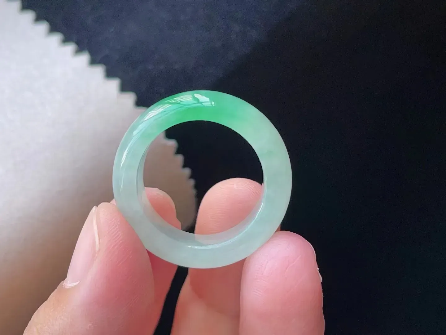 糯冰飘绿· 指环 飘花灵动 种好冰透 玉质水润  底色清爽 款式时尚  精致亮丽