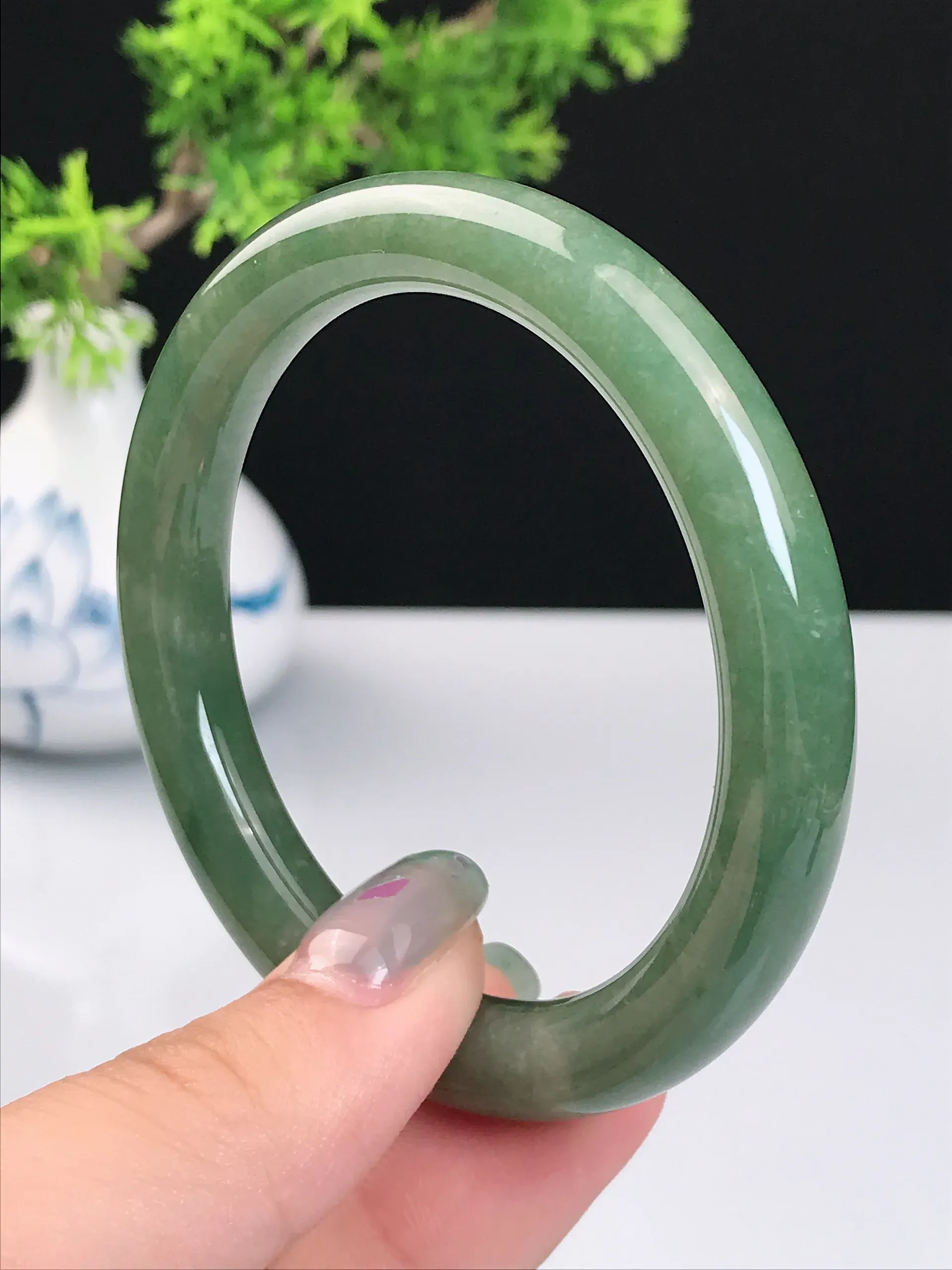 52-53圈口 天然A货翡翠 老坑种冰润满绿圆条手镯 尺寸：52.7*8.8mm 重量：39.8