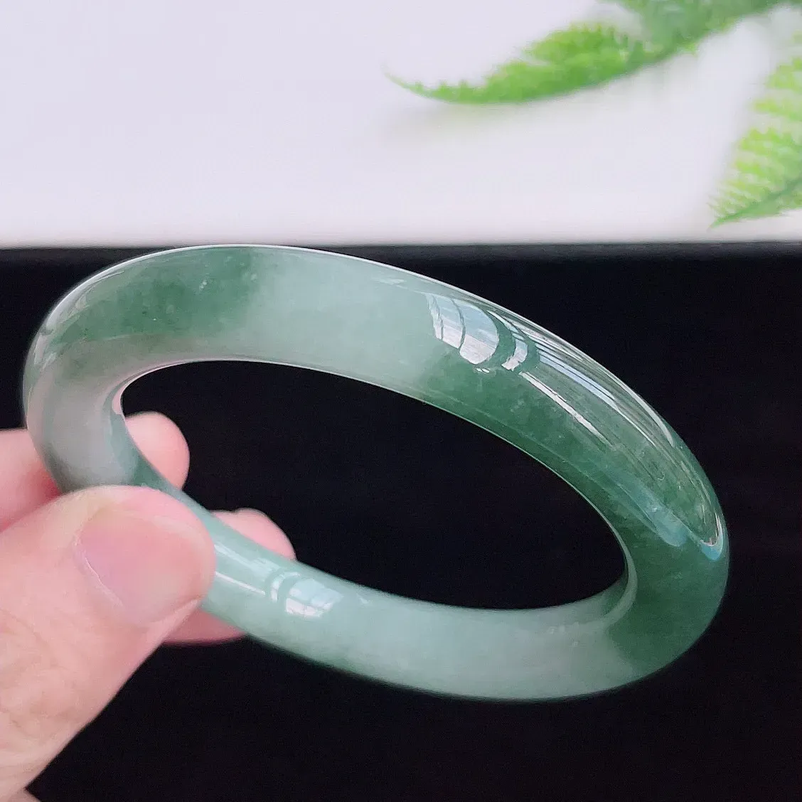 缅甸翡翠圆条手镯55mm  冰润飘花圆条翡翠手镯，玉质细腻水润，色泽清秀亮丽，飘花灵动  上手高贵典雅，W70.6    尺寸：55-10mm