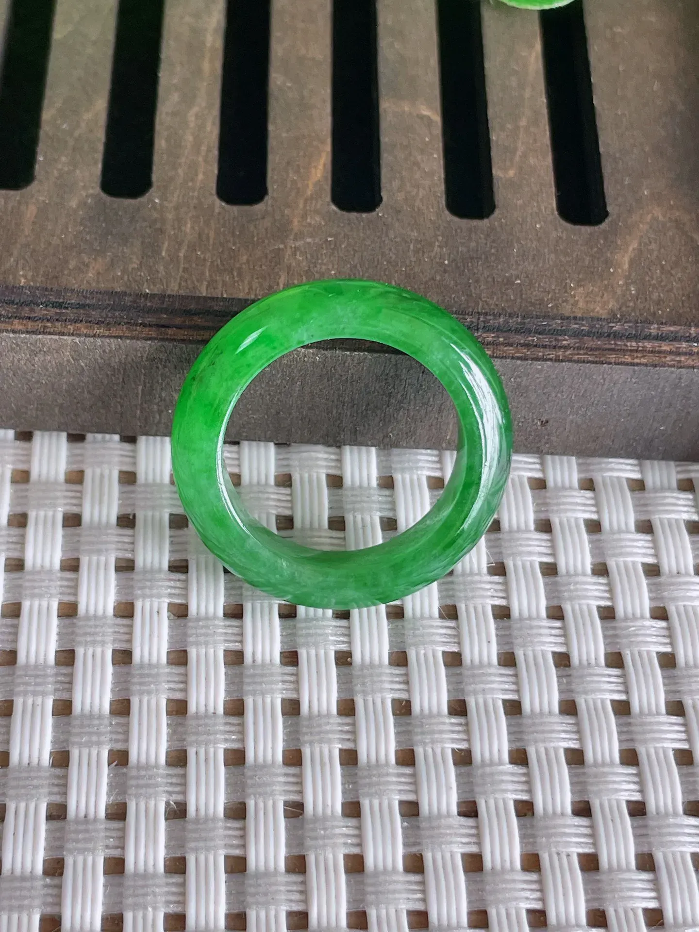 天然翡翠老坑全胶感满绿指环戒指，尺寸:18.5-5.4-3.4mm，种水足 雕工精细，重量:4.11