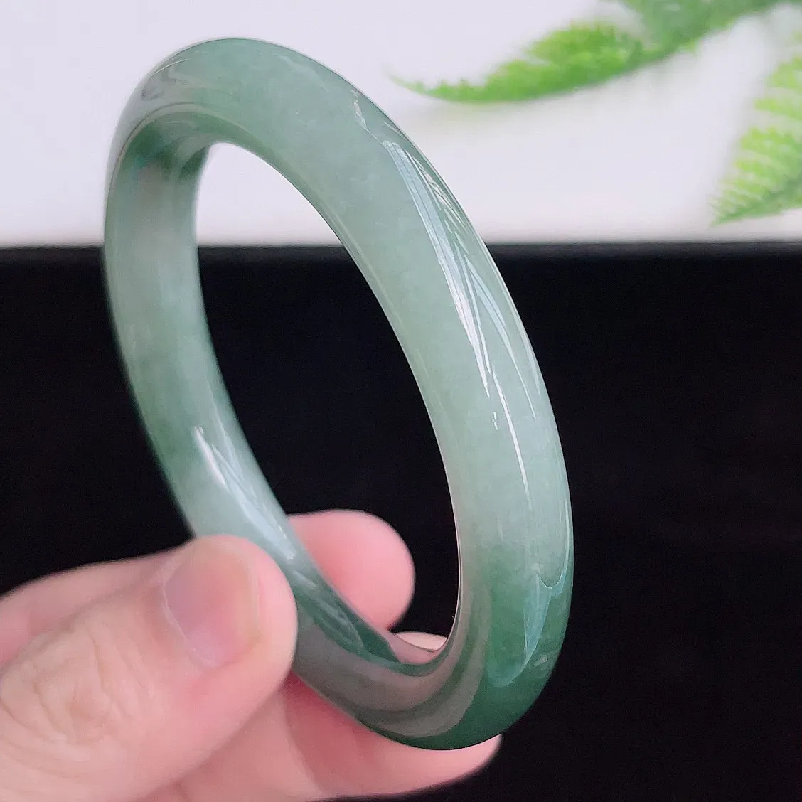 缅甸翡翠圆条手镯55mm  冰润飘花圆条翡翠手镯，玉质细腻水润，色泽清秀亮丽，飘花灵动  上手高贵典雅，W70.6    尺寸：55-10mm