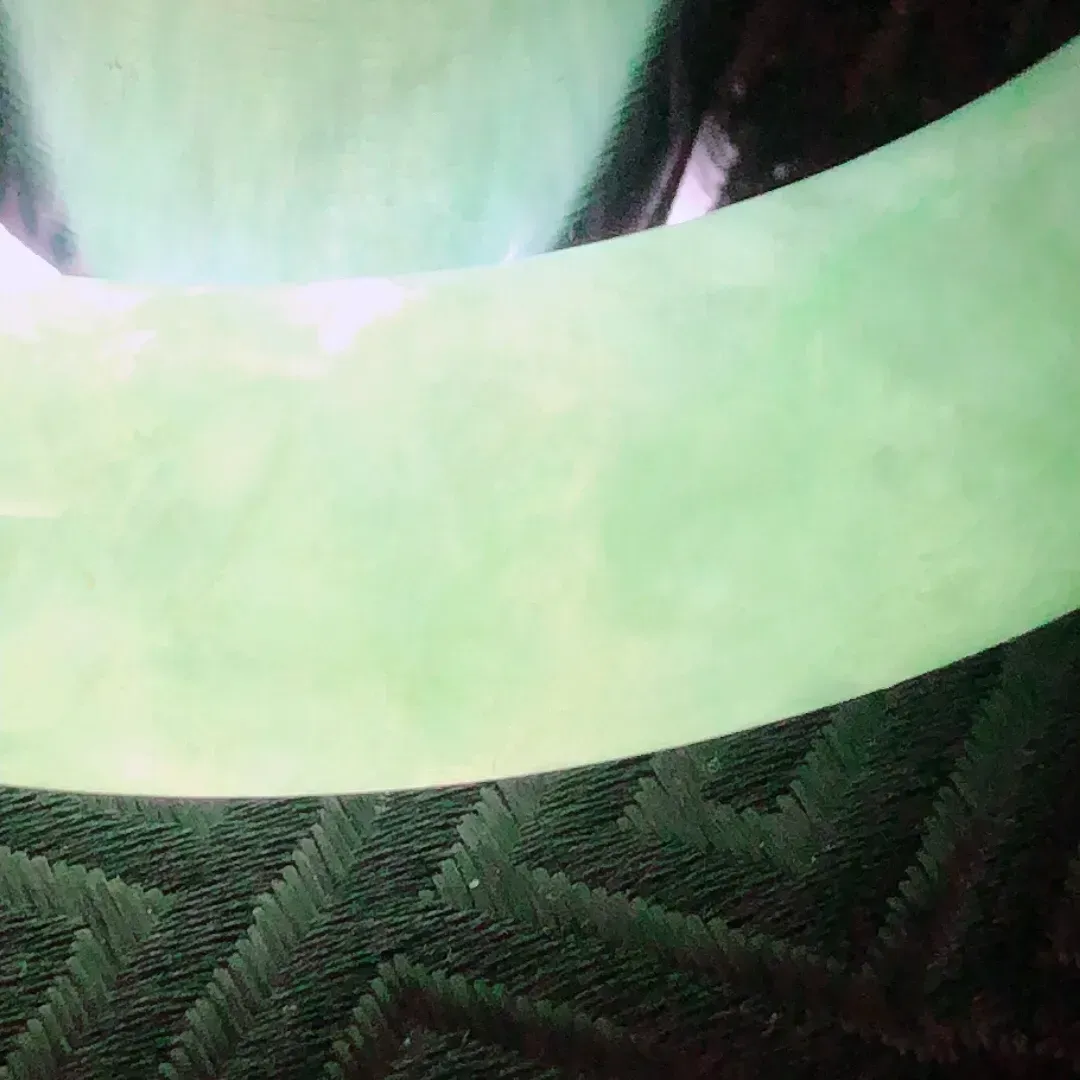 圆镯57圈口，天然A货翡翠糯化种绿色圆条玉手镯，水润秀丽，飘绿优雅，种水十足，视觉甜美可人，恰到好处的美，十分高雅耐看，条形优美，上手优雅大方，尺寸57*11.7*11.4mm，重量：79.05g。