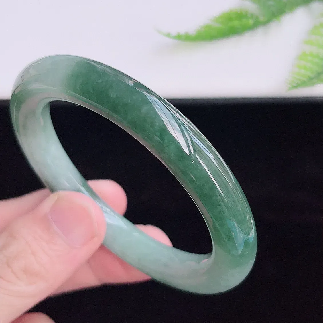缅甸翡翠圆条手镯55mm  冰润飘花圆条翡翠手镯，玉质细腻水润，色泽清秀亮丽，飘花灵动  上手高贵典雅，W70.6    尺寸：55-10mm