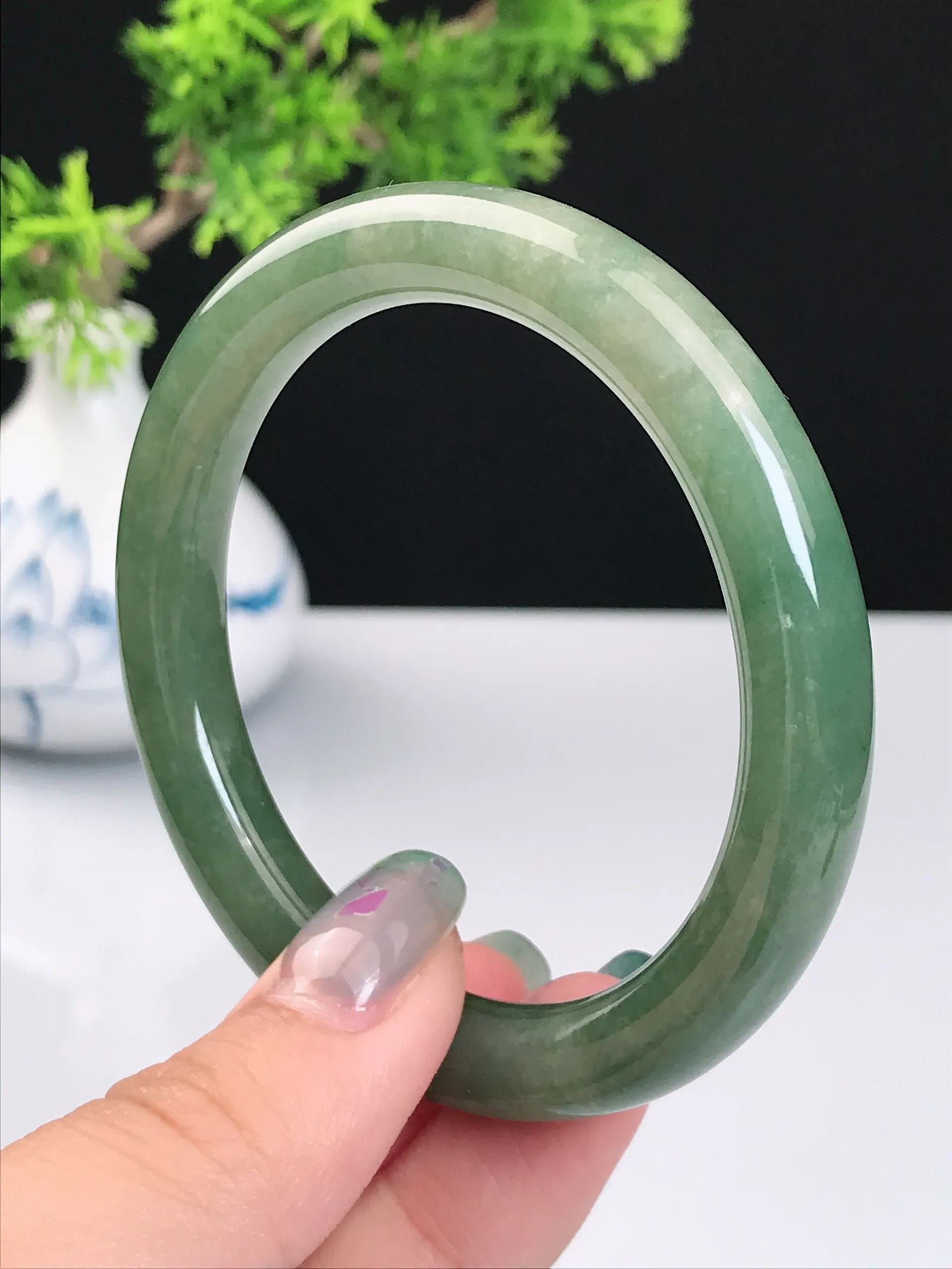 52-53圈口 天然A货翡翠 老坑种冰润满绿圆条手镯 尺寸：52.7*8.8mm 重量：39.86g 种好水足  玉质细腻 佩戴效果佳！